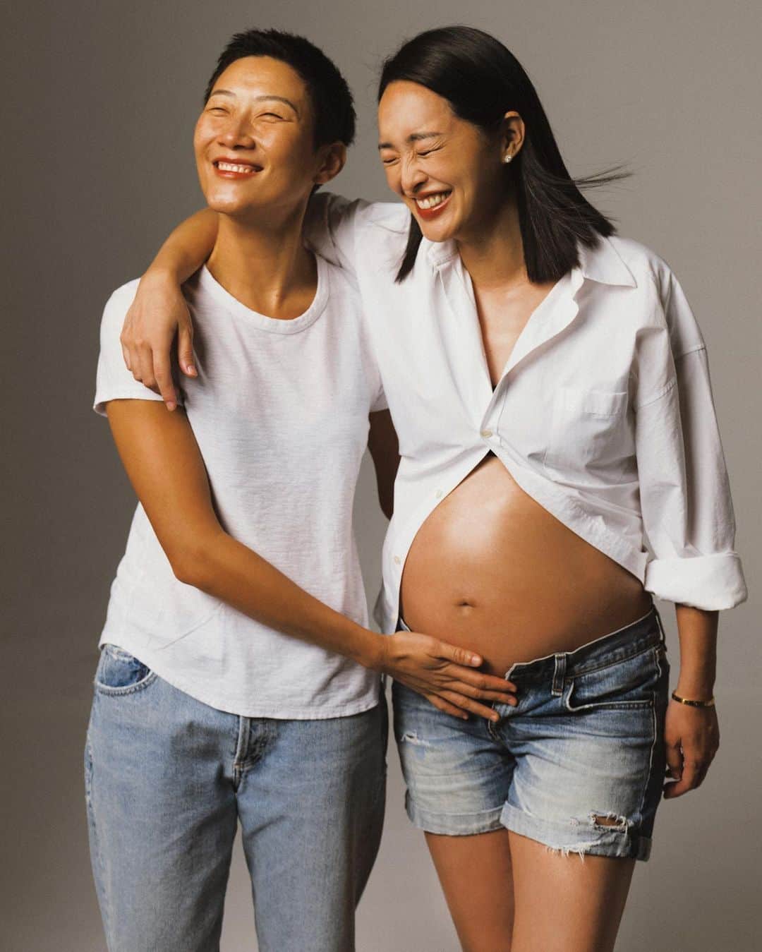 Vogue Taiwan Officialさんのインスタグラム写真 - (Vogue Taiwan OfficialInstagram)「2022年11月22日，Vogue亞太區編輯總監孫怡Leslie Sun在個人Instagram上發佈了她與太太Jocelyn的戒指照片。現在，她們的孩子Kai已經四個月大。在這個溫馨的日子裡，讓這個由兩位母親組成、充滿女性能量的美好家庭，帶給你不一樣的感動。  從來沒想過自己會成為人母的Leslie說，這段經歷就像是一場冒險旅程。「雖然我感覺這還是很久以後的事，但我希望自己可以是『在背後鼓勵他成為最好的自己』的那種家長。很多家長會在孩子身上投射個人的既定價值觀，我會提醒自己盡量不要這樣做。要觀察他是怎麼樣的孩子，再去選擇教育方式，不要太制式化，給這個孩子最適合他的。」  Jocelyn說，只希望Kai是個健康、快樂、可愛的小孩，「你不用成為一個完美的媽媽，因為世界上沒有完美。可是你可以成為一個和妳的孩子一起幸福的媽媽。」  點擊 @VogueTaiwan 首頁連結看完整報導。  #母親節 #母親節快樂 #MothersDay  Talent: Leslie Sun @sunles and Jocelyn Photographer: Zhong Lin @zhonglin_ Text: Nicole Lee @nymphlee Hair: Miley Shen @miley_shen Makeup: Sting Hsieh @stinghsieh」5月14日 12時01分 - voguetaiwan