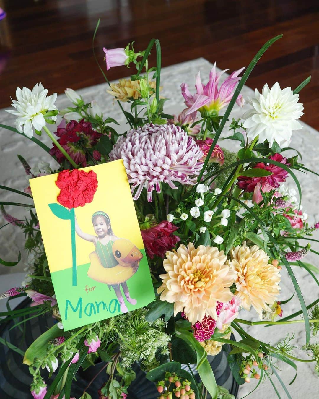 アン・カーティスのインスタグラム：「Grateful every single day that I was chosen to be her mama 🙏🏽 Thank you for the beautiful flowers my loves @erwan and Dahlia Amélie 💐 Happy Mother’s Day to all the Mama’s and mother figures out there. I know that sometimes, we all tend to doubt ourselves, but just in case you needed to hear this - we all have our own unique motherhood journey and YOU are doing an amazing job. YOU are enough for your littles one/s ✨ Keep doing you mama! You got this 🌸 Happy Mother’s Day to my mama’s too @carmcurtissmith and @cynthiaheussaff 💐」