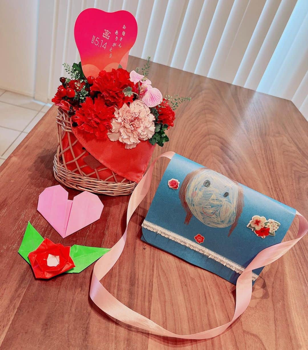 のインスタグラム：「: Mother's day💁🏻‍♀️♡ ・ 英語スクールで次男が作ってきたバック🩵💓 お迎えの時に次男がニコニコと渡してくれました☺️ ・ 「どんなブランドのバックよりもいいでしょ〜ママ〜！？」と圧をかけてくる先生👩‍🏫笑 ・ ・ 使うのはもったいないので飾らせていただきます。。笑 ・ どうもありがとう♡ I love you 😘  #mothersday  #母の日 #カーネーション #プレゼント #息子2人のママ  #5歳息子 #8歳息子 #40歳息子」