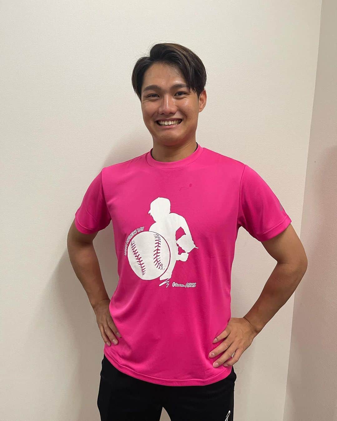 のインスタグラム：「5.14 Mother's Day  お母さんいつもありがとう！  @asics_japan   #母の日 #happymothersday   #teamasics #asicsbaseball #goldstage  #sskbaseball  #colantotte  #oakley  #西純矢   今日頑張ります」
