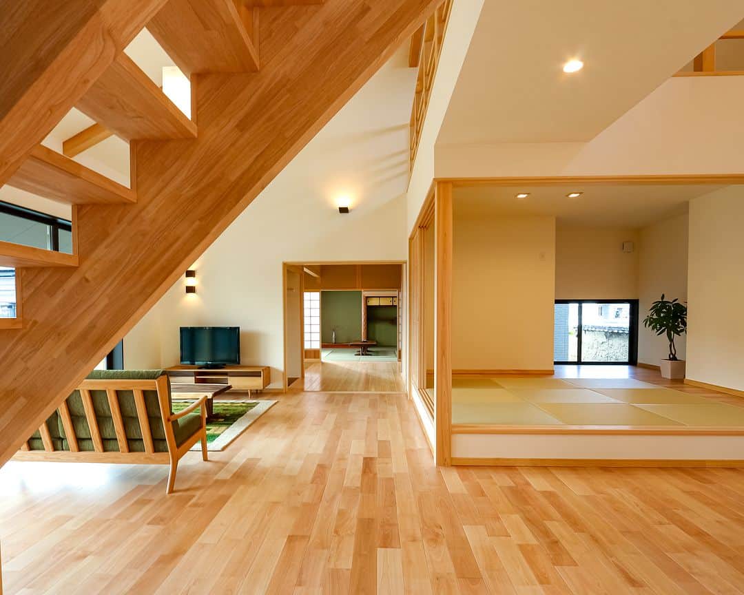 OKOCHI STYLE(香川県) さんのインスタグラム写真 - (OKOCHI STYLE(香川県) Instagram)「洋室から小上がり和室へ繋がるおうち  ーーーーーーーーー  香川県で木の家を建てる大河内工務店。 HPでは、施工事例を多数ご紹介しています。 家づくりをお考えの方は【フォトギャラリー】をご覧ください。  ーーーーーーーーー プロフィールからHPへ→ @okochi.komuten ーーーーーーーーー  街角リゾート木きん堂倶楽部のインスタもご覧ください(カフェ&ギャラリー情報)🌟  ーーーーーーーーー @mokkindo.cafe ーーーーーーーーー  #新築 #新築一戸建て #マイホーム #マイホーム計画 #インテリア #注文住宅 #かわいい家 #おしゃれな家 #かっこいい家 #家づくり #工務店だからつくれる家  #暮らしを楽しむ #大河内工務店 #自由設計 #木の家 #木の家づくり #自然素材の家 #香川イベント #香川の家 #香川県工務店 #和室」5月14日 12時00分 - okochi.komuten