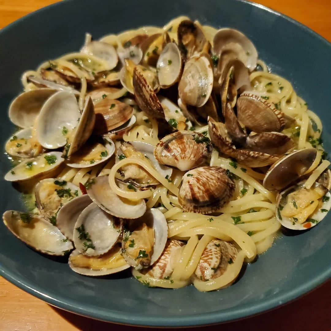 田畑竜介さんのインスタグラム写真 - (田畑竜介Instagram)「金曜にお邪魔したソルエチェーロ🍝  昔は乾麺派だったけど、 最近は生麺も好きになってきた😌  アラカルトで色々頼んだけど 前菜もお肉料理もパスタも どれも美味しかった😋  昔ここに『稲穂』があった頃 よく通ってたなぁ🍜  #福岡市 #ふくおかグルメ #早良区グルメ  #パスタ #生パスタ #ソルエチェーロ  #ボンゴレビアンコ #アサリの白ワイン風」5月14日 12時00分 - tabacchi_rkb