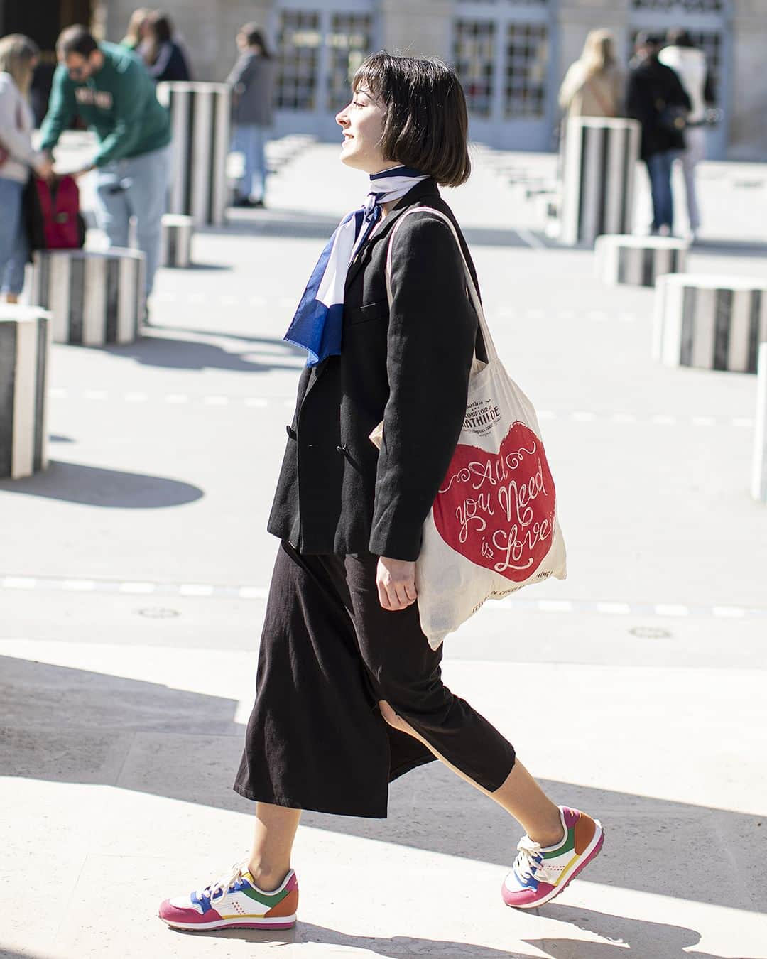 FUDGEさんのインスタグラム写真 - (FUDGEInstagram)「‣ ‣ ‣《 The Dairy Life of the people in Paris🗼》 パリの人々の日常をちょっとのぞいてみましょうか。 お気に入りの本を読む昼下がりも、カフェでの待ち合わせも、信号を待つ瞬間も、パリはいつだってドラマチック！ さり気ない着こなしに、ヒントがたくさん詰まっています。  - - - - - - - - - - - - - - - - - - - - - - - - - - ◇STYLE. 01 《モノプリ》 の花柄のカットソーや缶バッジを効かせて、オーバーオールをチャーミングに着こなした素敵なドクター。 《ショット》 のライダースジャケットを投入することで甘さが抑えられ、大人の着こなしへと早変わり。  ✔︎#ジャケット 〰︎Schott @schott_japan  ✔︎#トップス 〰︎Monoprix @monoprix  ✔︎#オーバーオール 〰︎Levi’s @levis  - - - - - - - - - - - - - - - - - - - - - - - - - - ◇STYLE. 02 ワンピースにジャケットを重ねたブラックスタイルに、スカーフとトートバッグのアクセント。 バッグはヨーロッパに130店舗以上を構える、南フランスの食料品店《ル・コントワール・ド ・マチルド》のもの。  ✔︎ジャケット、#ワンピース 〰︎Vintage  ✔︎#バッグ 〰︎LE COMPTOIR DE MATHILDE  ✔︎#シューズ 〰︎M.Moustache @m.moustache  - - - - - - - - - - - - - - - - - - - - - - - - - - ◇STYLE. 03 花柄のワンピースに、黒で統一した小物をバランスよく配置。 フェミニンとクール、相反する要素をミックスさせた彼女が持っているのは、フレンチブランド《ジェラールダレル》のバッグ！  ✔︎ワンピース 〰︎ママのおさがり  ✔︎#サングラス 〰︎Etnia Barcelona @etniabarcelona  ✔︎バッグ 〰︎GERARDDAREL @gerarddarel  ✔︎シューズ 〰︎Dr. Martens @drmartens_japan  - - - - - - - - - - - - - - - - - - - - - - - - - - ◇STYLE. 04 程よく色の落ちたデニムのジャンプスーツとハートのウォールアートが、休日のリラクシングな気分を助長する。 高い位置のポニーテールも素敵！  ✔︎#ジャンプスーツ 〰︎Mango #mango  ✔︎#スニーカー 〰︎New Balance @newbalance  ✔︎#バッグ 〰︎Atelier Bobbie  - - - - - - - - - - - - - - - 『FUDGE』2023年６月号の特集は『NEW PARIS GUIDE 旅行誌じゃ教えてくれない、とっておきのパリガイド』なにせ見所の多いパリの街。 全国の書店、コンビニ、webで人気販売中です！◎ ぜひ最新号をゲットして @fudge_magazine をタグ付けしてくださいね！  《FUDGEの他のアカウントも更新中》 ⌎men'sFUDGE @mensfudge ⌎snap @fudge_snap ⌎online store @fudge_online_store ⌎friend @fudge_friend ⌎coffee @fudge_coffee  #ファッジ #fudge_magazine #ファッション誌 #洋服好きな人と繋がりたい #服好き #おしゃれ女子 #おしゃれ好き #お洒落好き #お洒落女子 #春コーデ #パリジェンヌ #スナップコーデ」5月14日 12時00分 - fudge_magazine