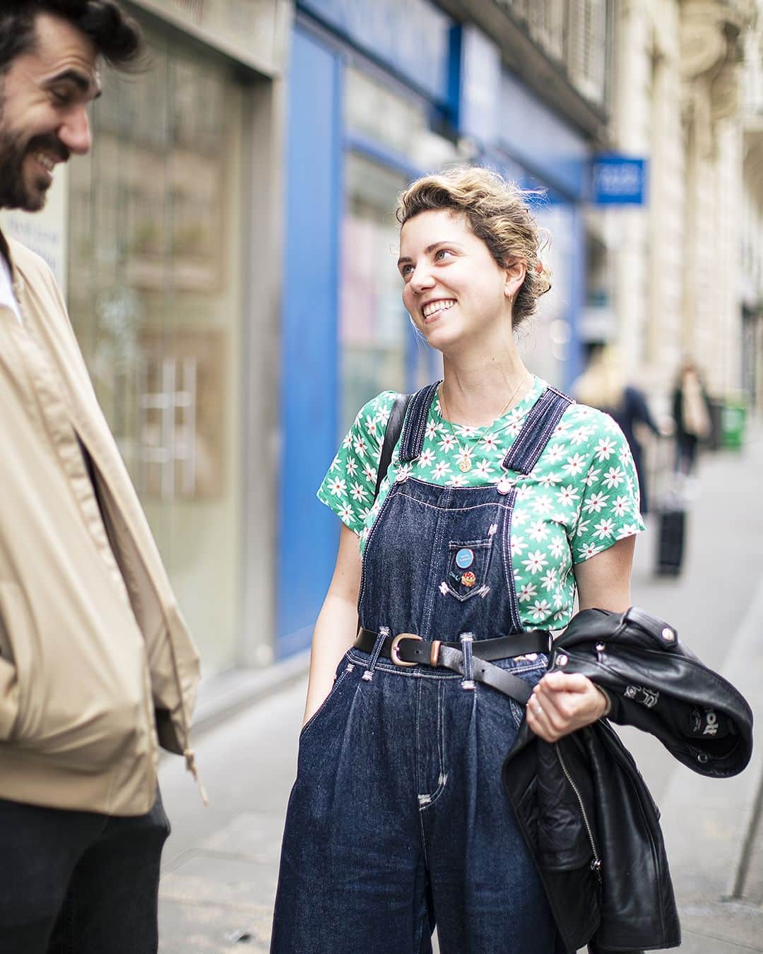 FUDGEのインスタグラム：「‣ ‣ ‣《 The Dairy Life of the people in Paris🗼》 パリの人々の日常をちょっとのぞいてみましょうか。 お気に入りの本を読む昼下がりも、カフェでの待ち合わせも、信号を待つ瞬間も、パリはいつだってドラマチック！ さり気ない着こなしに、ヒントがたくさん詰まっています。  - - - - - - - - - - - - - - - - - - - - - - - - - - ◇STYLE. 01 《モノプリ》 の花柄のカットソーや缶バッジを効かせて、オーバーオールをチャーミングに着こなした素敵なドクター。 《ショット》 のライダースジャケットを投入することで甘さが抑えられ、大人の着こなしへと早変わり。  ✔︎#ジャケット 〰︎Schott @schott_japan  ✔︎#トップス 〰︎Monoprix @monoprix  ✔︎#オーバーオール 〰︎Levi’s @levis  - - - - - - - - - - - - - - - - - - - - - - - - - - ◇STYLE. 02 ワンピースにジャケットを重ねたブラックスタイルに、スカーフとトートバッグのアクセント。 バッグはヨーロッパに130店舗以上を構える、南フランスの食料品店《ル・コントワール・ド ・マチルド》のもの。  ✔︎ジャケット、#ワンピース 〰︎Vintage  ✔︎#バッグ 〰︎LE COMPTOIR DE MATHILDE  ✔︎#シューズ 〰︎M.Moustache @m.moustache  - - - - - - - - - - - - - - - - - - - - - - - - - - ◇STYLE. 03 花柄のワンピースに、黒で統一した小物をバランスよく配置。 フェミニンとクール、相反する要素をミックスさせた彼女が持っているのは、フレンチブランド《ジェラールダレル》のバッグ！  ✔︎ワンピース 〰︎ママのおさがり  ✔︎#サングラス 〰︎Etnia Barcelona @etniabarcelona  ✔︎バッグ 〰︎GERARDDAREL @gerarddarel  ✔︎シューズ 〰︎Dr. Martens @drmartens_japan  - - - - - - - - - - - - - - - - - - - - - - - - - - ◇STYLE. 04 程よく色の落ちたデニムのジャンプスーツとハートのウォールアートが、休日のリラクシングな気分を助長する。 高い位置のポニーテールも素敵！  ✔︎#ジャンプスーツ 〰︎Mango #mango  ✔︎#スニーカー 〰︎New Balance @newbalance  ✔︎#バッグ 〰︎Atelier Bobbie  - - - - - - - - - - - - - - - 『FUDGE』2023年６月号の特集は『NEW PARIS GUIDE 旅行誌じゃ教えてくれない、とっておきのパリガイド』なにせ見所の多いパリの街。 全国の書店、コンビニ、webで人気販売中です！◎ ぜひ最新号をゲットして @fudge_magazine をタグ付けしてくださいね！  《FUDGEの他のアカウントも更新中》 ⌎men'sFUDGE @mensfudge ⌎snap @fudge_snap ⌎online store @fudge_online_store ⌎friend @fudge_friend ⌎coffee @fudge_coffee  #ファッジ #fudge_magazine #ファッション誌 #洋服好きな人と繋がりたい #服好き #おしゃれ女子 #おしゃれ好き #お洒落好き #お洒落女子 #春コーデ #パリジェンヌ #スナップコーデ」