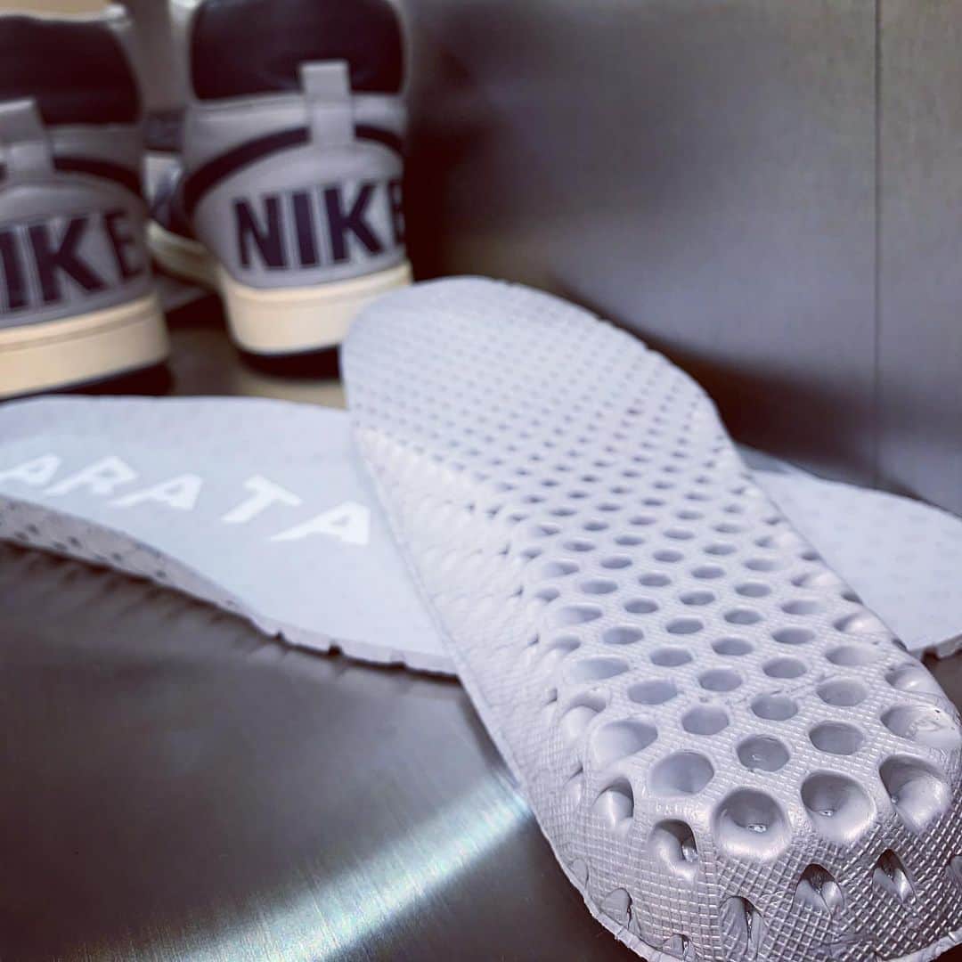 Sneaker At Randomさんのインスタグラム写真 - (Sneaker At RandomInstagram)「ARATAインソール  高反発素材を蜂の巣状に形成することにより、程よいクッション性と通気性の良さを実現したインソールです。  汗ばむ季節も足元を清潔に保つことができます。  クッション性アップ、大きいスニーカーのサイズ調整、オリジナルインソールの保護など使い方は様々です。  各店舗、アトランダム通販サイト、Amazon、楽天で販売中です。  #sneakeratrandom#スニーカーアトランダム#junkyard#ジャンクヤード#sneaker#スニーカー#スニーカー修理#スニーカーカスタム#市川#本八幡#梅田#阪神梅田本店#高円寺#angeluspaint#アンジェラスペイント#arata#アラタ#insoles#インソール#中敷き#nike#jordan#jordan1#terminator」5月14日 12時11分 - sneaker_at_random