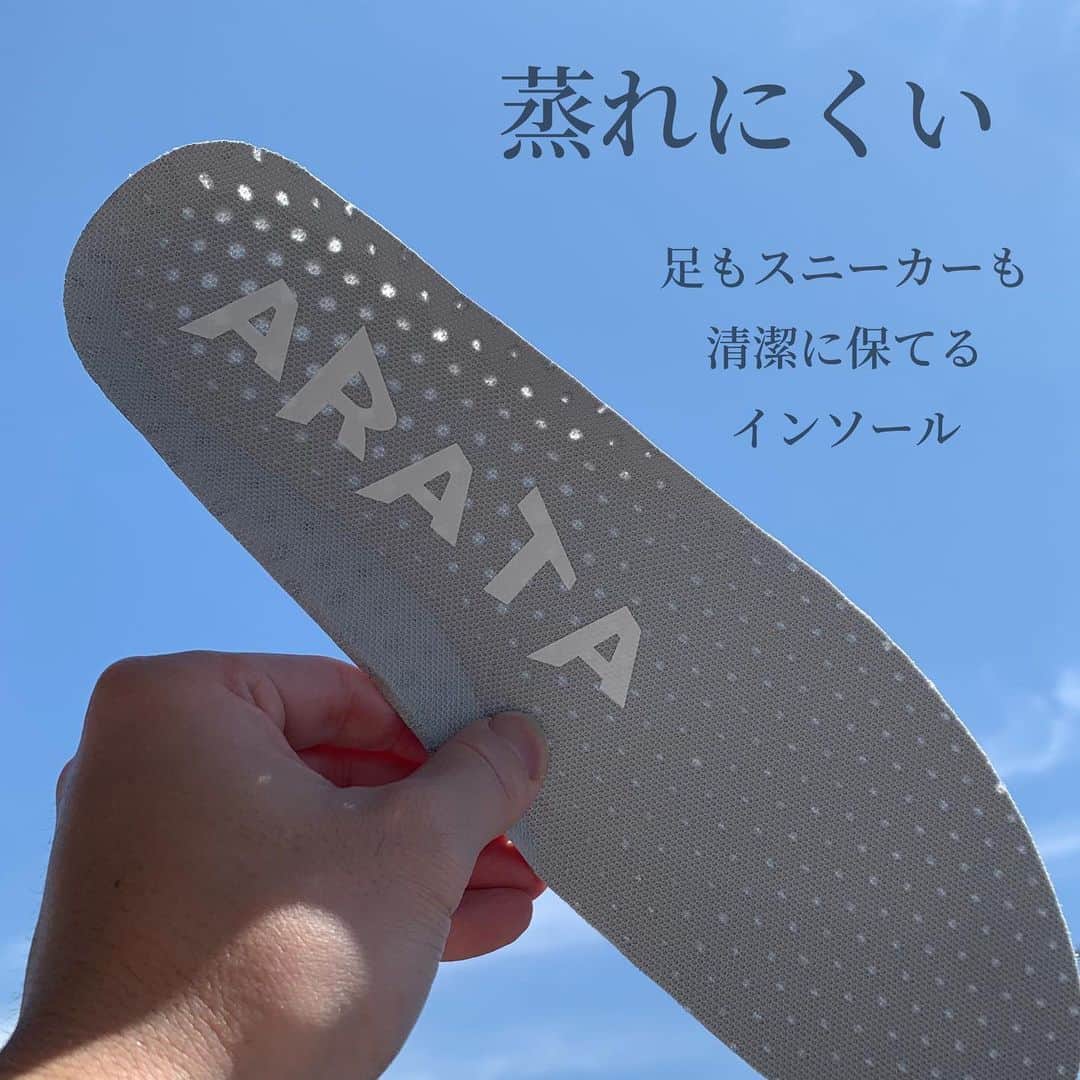 Sneaker At Randomのインスタグラム：「ARATAインソール  高反発素材を蜂の巣状に形成することにより、程よいクッション性と通気性の良さを実現したインソールです。  汗ばむ季節も足元を清潔に保つことができます。  クッション性アップ、大きいスニーカーのサイズ調整、オリジナルインソールの保護など使い方は様々です。  各店舗、アトランダム通販サイト、Amazon、楽天で販売中です。  #sneakeratrandom#スニーカーアトランダム#junkyard#ジャンクヤード#sneaker#スニーカー#スニーカー修理#スニーカーカスタム#市川#本八幡#梅田#阪神梅田本店#高円寺#angeluspaint#アンジェラスペイント#arata#アラタ#insoles#インソール#中敷き#nike#jordan#jordan1#terminator」