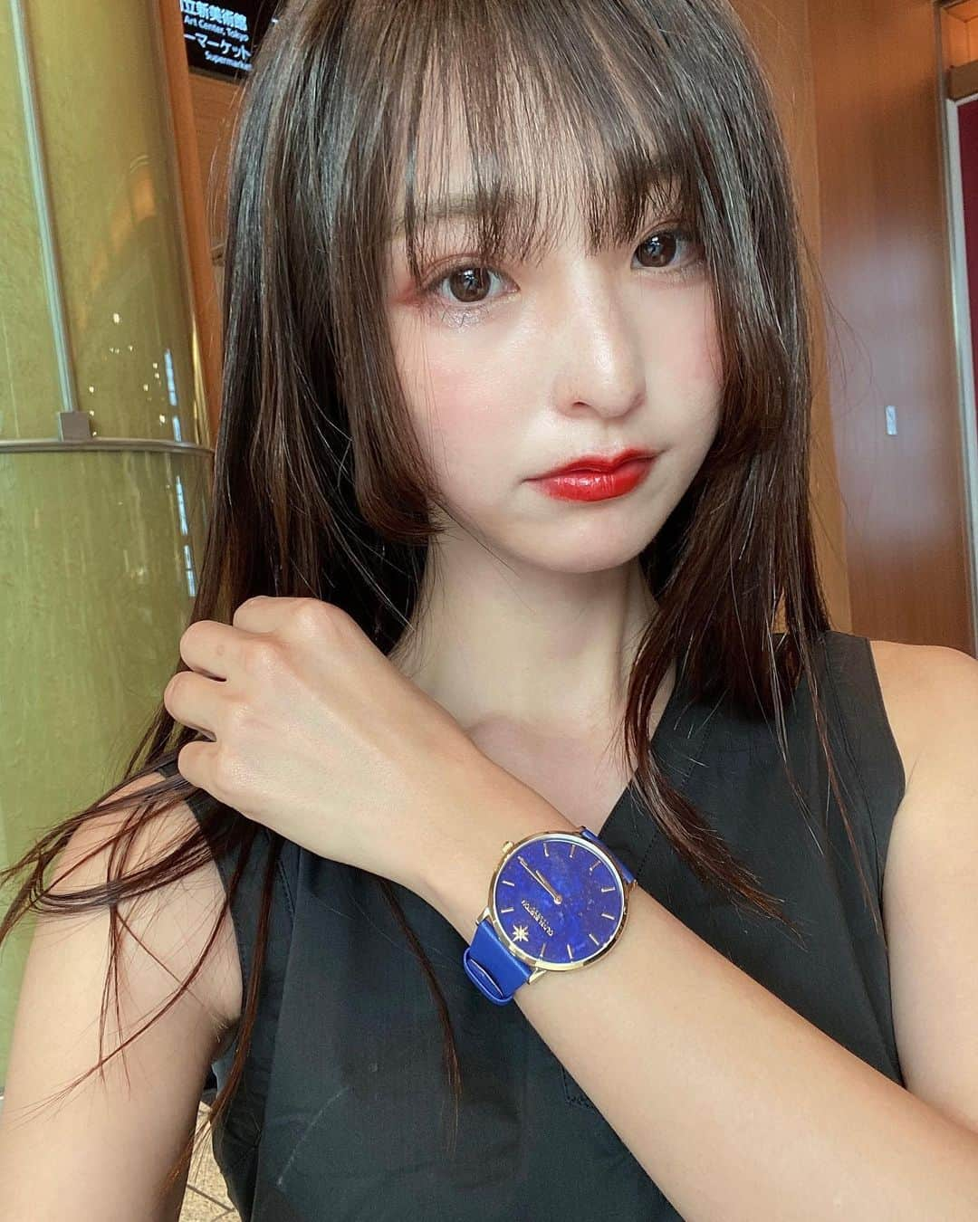 水無月いとさんのインスタグラム写真 - (水無月いとInstagram)「@oliviaburtonjapan の腕時計⌚️  青が星空みたいでめちゃくちゃ綺麗🥹 シックなワンピースに凄く合います☺️ 早速撮影でも使いました✨  この夏、めっちゃ活用していきます💪  #oliviaburton #oliviaburtontokyo #オリビアバートン #オリジョ #オリビア女子 #PR」5月14日 12時02分 - ito8523