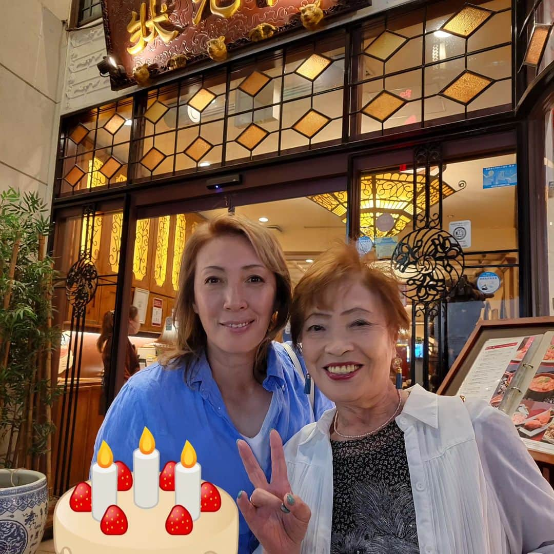 尾崎魔弓のインスタグラム：「今日は母の日🌷 そして明日15日は誕生日。 まだまだ元気で人生楽しめよ✨ 早めの誕生日会。 友よありがとう✨  さぁ試合の準備するか 皆今日は18:00から新宿FACEに集合な‼️  #尾崎魔弓 #OZアカデミー  #母の日 #明日 #誕生日」