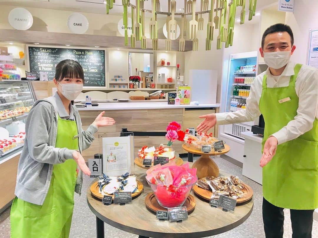 のインスタグラム：「今日は母の日ですね💐  お母さんへ「いつもありがとう」の思いを込めて、ちょっとした贈り物を渡しませんか❔  フレッシュ・コネクションでは店頭販売限定の母の日スイーツを販売しています❣️  贈り物やホテルの手土産にぴったりです🥰  【詳細】 ●販売場所：ロビー階「フレッシュ・コネクション」 ●期間： 2023年5月1日（月）～5月14日（日） ●時間： 11:00～22:00 ※在庫がなくなり次第、販売終了となります。  #ヒルトン東京ベイ #ヒルトン #舞浜 #東京ディズニーリゾート #母の日 #母の日2023 #ありがとう #hiltontokyobay #hilton #maihama #tokyodisneyresort #mothersday #happymothersday #mothersday2023」