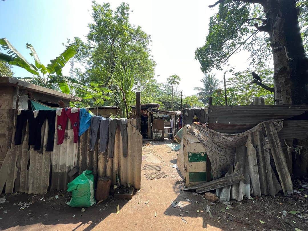 丸山ゴンザレスのインスタグラム：「スリランカのスラム街。人口の10％がこういう場所で暮らしてるとのこと。」