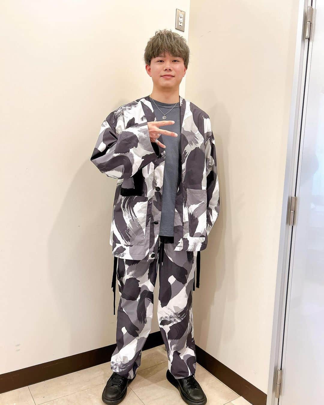 竹内栄治さんのインスタグラム写真 - (竹内栄治Instagram)「昨日の上映会イベント後にソロでも👍 配信アーカイブは1週間見られるみたいなので是非ぜひ！ #ヒプマイ8thライブ発売記念上映会」5月14日 12時27分 - kkuchieiji