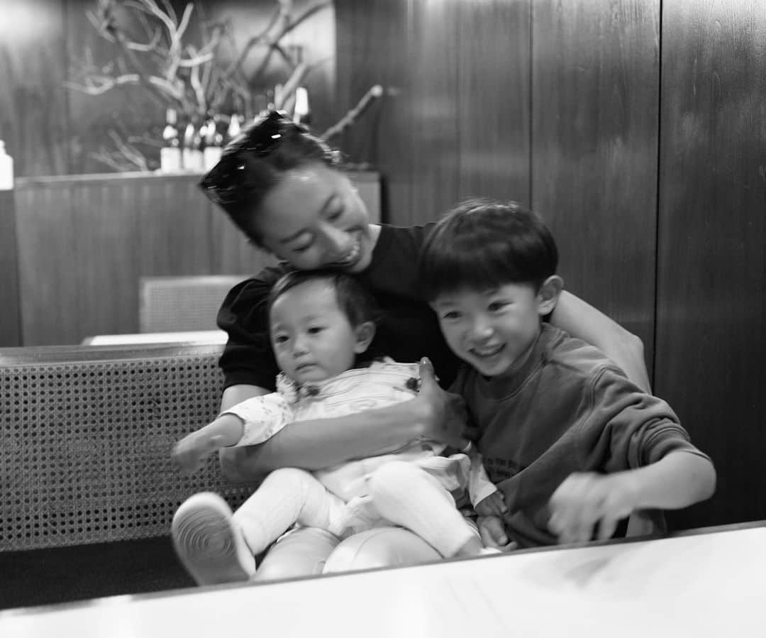中川珠里さんのインスタグラム写真 - (中川珠里Instagram)「. 2人の母である事が幸せ。  アリガトウ🤍🤍  そしてわたしのお母さんたち、いつもアリガトウ🌹  #mothersday」5月14日 12時22分 - juri1104