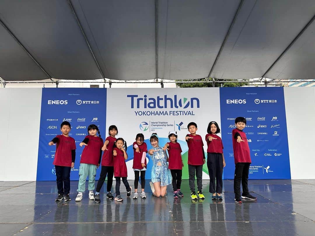 高城れにさんのインスタグラム写真 - (高城れにInstagram)「triathlon yokohama festival✨ ありがとうございました☺️ トークセッション&ライブでしたが雨の中本当にみなさんありがとう😭✨ 大丈夫だった🥹？？  やはり横浜最高！  小学生の子どもたちへダンスレクチャーもさせていただきました☺️ みんなが一生懸命踊ろうとしてくれてて感動…🥹💜  本当楽しかったなぁー！ 引き続き、triathlonの皆様も応援するZッ😆💜✨  #triathlon #yokohama #festival  #ハマトラ」5月14日 12時23分 - takagireni_official