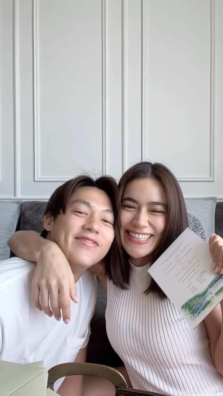キンバリー・アン・ウォーテマス・ティアムシリのインスタグラム：「Revealing our wedding invitation card for Lake Como!!! 💌  Thanks to the legend @miidear_invitations เหมือนเอาภาพในหัวเราออกมาเลย ถูกใจที่สุดเลยครับ/ค่ะ 🥹🤍   อีก4เดือน!!! ตื่นเต้นมากๆเลยยยยยย   14.09.2023」