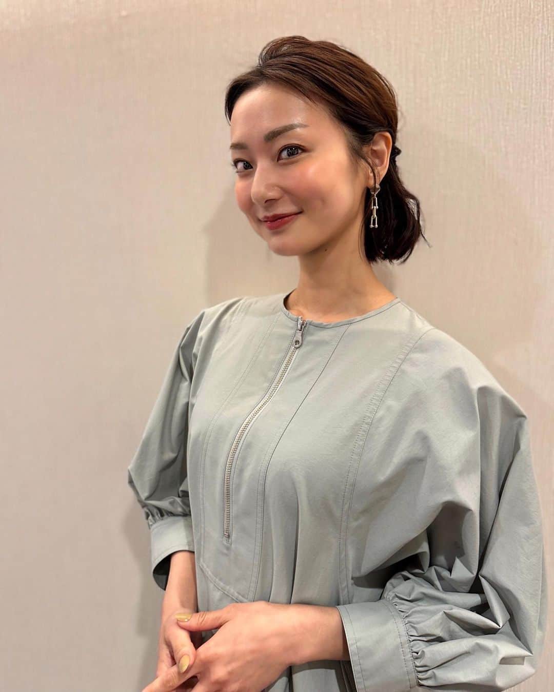 のインスタグラム：「⁡ 今日、日曜18:00からは、BS朝日「激論！クロスファイア」です！ 今回は、広島サミット開催を前に、ウクライナ戦争と“核なき世界”に向けてG7は何を発信できるのか議論します。 ⁡ MC 田原総一朗、本間智恵 ゲスト 小原凡司　笹川平和財団上席フェロー 武隈喜一　元テレビ朝日 モスクワ支局長 (敬称略) ⁡ #ootd #Dress ... #Newans #Earring ... #EMMASGALLERY ⁡ #テレビ朝日 #アナウンサー #本間智恵 #激論クロスファイア #gekiron #BS朝日 #衣装 #アナウンサー衣装 #ジップデザインパフスリーブワンピース #樹脂ポストピアス」