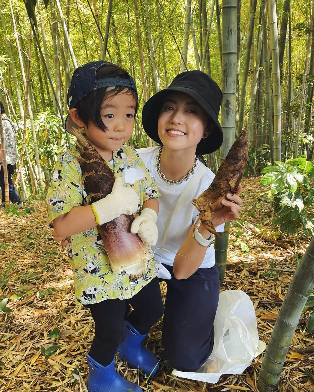 佐倉真衣さんのインスタグラム写真 - (佐倉真衣Instagram)「GWにたけのこ堀りさせてもらいました！ 息子、気合いのパンダシャツ🐼 BBQもして、採りたてのたけのこも焼いて頂き最高でした😋 良い経験になりました♡  #たけのこ掘り #男の子ママ」5月14日 12時31分 - maitanaka20