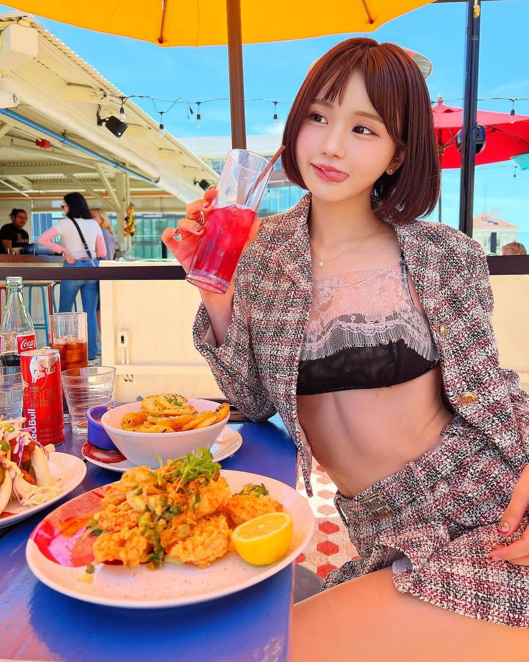 みもれもんさんのインスタグラム写真 - (みもれもんInstagram)「Lunch at "MAMAshelter" 🍖❤️‍🔥I was surprised that all the rice that arrived was fried 😽🍤The roof top is colorful, cute and enchanting 🥺💓🌈  "MAMAshelter"でランチ🍖❤️‍🔥 届いたご飯が全部揚げ物で ビックリしたんだニャ😽🍤 ルーフトップはカラフルで 可愛くてうっとり🥺💓🌈  #LosAngeles #BeverlyHills #America #fourseasonshotel #macaron #victoriasecrets #mimolemon #ロサンゼルス #ビバリーヒルズ #アメリカ #miumiu #みもれもん #mamashelter」5月14日 12時46分 - mimore_mon0929