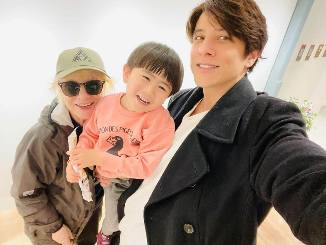 城田純のインスタグラム：「母と甥っ子と3人でランチしてきました。  ペピちゃんいつもありがとう🌹  Lunch with my mother and nephew  Thank you for everything mom.  #母の日」