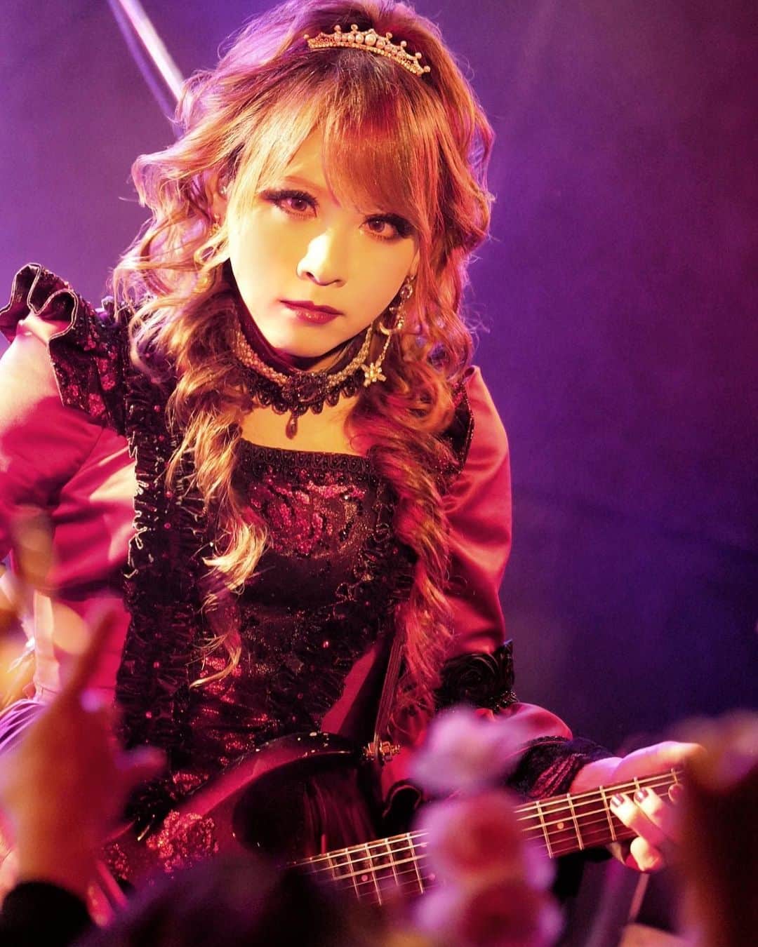 のインスタグラム：「Versailles Live Tour "Varoque" 2023  〜華麗なる様式美の逆鱗〜 福岡、沢山の声をありがとうございました🌹  5月27日(土)札幌Crazy  Monkey OPEN 17:30 / START 18:00  5月28日(日)札幌Crazy  Monkey OPEN 16:00 / START 16:30  6月3日(土) 新横浜NEW SIDE BEACH!! OPEN 18:00 / START 18:30  6月17日(土) 名古屋ボトムライン OPEN 18:00 / START 18:30  6月18日(日) 大阪 ESAKA MUSE OPEN 16:30 / START 17:00  6月24日(土) 渋谷Spotify O-EAST OPEN 17:30 / START 18:00  #HIZAKI」