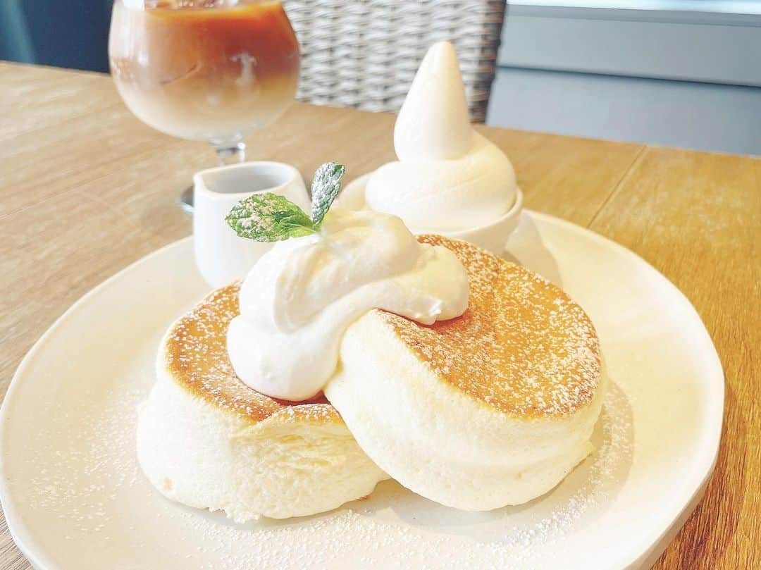 綾瀬麗奈のインスタグラム：「. 🥞🍴  やっぱり辿り着くのは シンプルなパンケーキ！！  ふわっふわで美味しかった🌿  最近は毎日お稽古とお仕事なので 久しぶりにカフェ行って甘いもの食べたいなぁ🥹🤍  .  #パネルカフェ　#panelcafe #春日井カフェ　#愛知カフェ　#春日井ランチ　#愛知ランチ　#春日井グルメ　#愛知グルメ　#愛知パンケーキ　#パンケーキ巡り　#春日井」