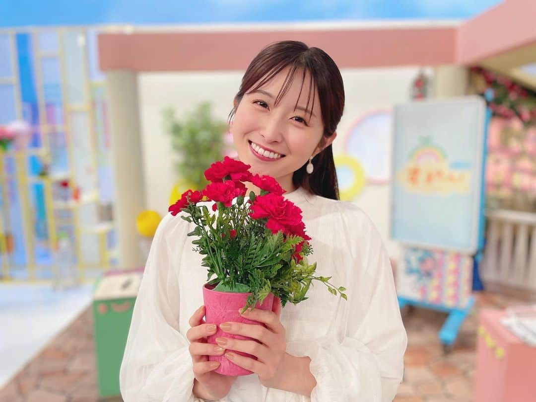 佐藤佳奈さんのインスタグラム写真 - (佐藤佳奈Instagram)「母の日💐 今年は母リクエストの折りたたみ傘を贈りました🌂  #母の日」5月14日 12時50分 - kana_sato_sakana