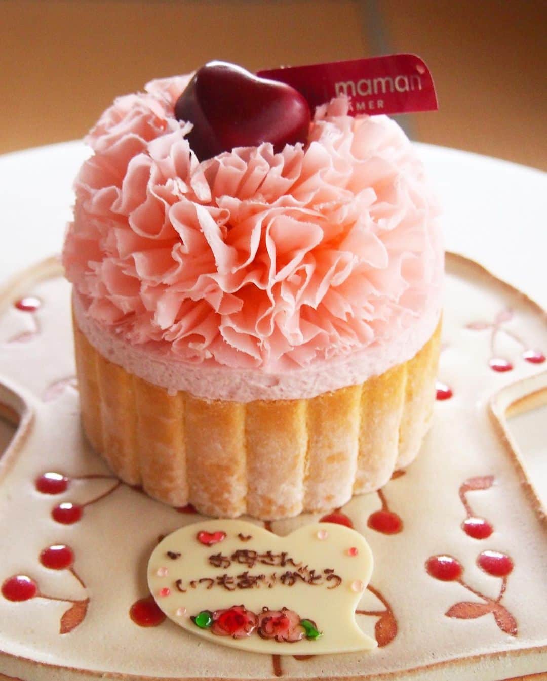 木村涼子さんのインスタグラム写真 - (木村涼子Instagram)「2023.5.14 息子と夫から。 こちらこそ、いつも本当にありがとう💐 こんな素敵なケーキ見たことないよ！ #母の日　#母の日のケーキ　#カーネーション　#ヴィタメール　#wittamer #mothersday」5月14日 13時02分 - kimuryou