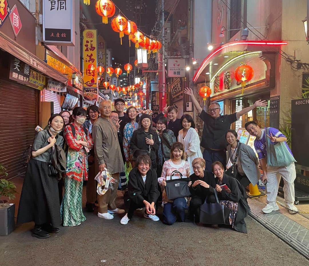 西田善太のインスタグラム：「ユーミン50thコンサートツアー「The Journey」のゲネプロにANNA SUIチームの好意で。ユーミンのツアー衣装をANNA SUIがオリジナルでデザイン。ライブの感想をみんな喋りまくる、ああ、戻ってきたなぁ日常が。なんだか歌舞いている集団で気があがるんです🥺 #thejourney #yuming」