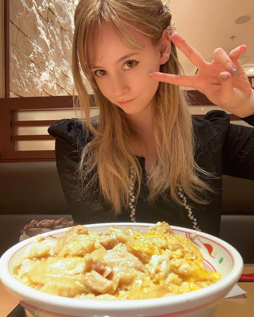 ジェマ・ルイーズさんのインスタグラム写真 - (ジェマ・ルイーズInstagram)「お疲れ様でした大阪！♥️🍚🍺 #グルメ #大阪 #osaka #japan #親子丼」5月14日 12時56分 - gemmatokyo