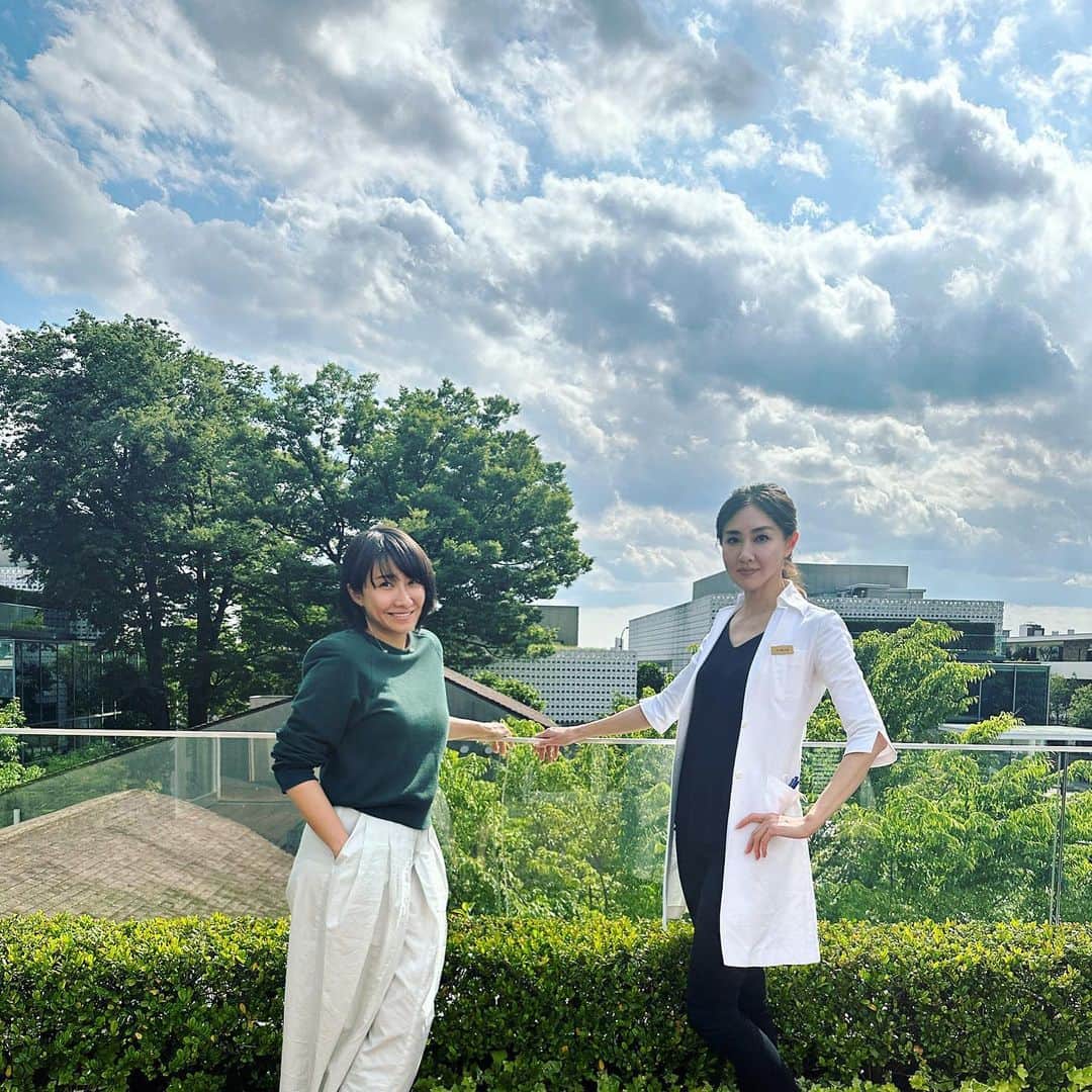 風間ゆみえのインスタグラム：「白い雲間からのぞく水色の空  清々しい風が抜ける代官山のクリニックのテラスにおじゃましまして、松倉クリニック院長の貴子先生に夏に向けてのダイエット取材をさせていただきました😊✨✨✨  写真2枚目、ダイエットと無縁なスタイルに毎日ピンヒールで白衣を纏う姿を撮りたいからとカメラを向けるとお茶目にポーズしてくれるから動画に切り替えて、笑。  そんなスタイル抜群の貴子先生は、遺伝的にコレステロール値が高いようで、日常的にケアしているそう。  とても痩せているのにコレステロール値が高いという話は良く聞きますよね。そもそも、コレステロール値は少し高めでも良いなど、日進月歩、私たちの身体の小宇宙は飛躍的に解明されてきているけど、まだ未知な部分もたくさんあるのですね。 ともあれ、色々やってみたけど、どれも成功しなかった〜っていう話が多いので、ダイエットの最新情報や、時に他力本願で行きたいときもありますから😂、安全に上手く理想的な美しい身体を作り上げるための知識を色々教えていただきました‼︎‼︎  たかこせんせ、お時間いただき ありがとうございました😊🙏✨✨✨✨✨✨✨✨✨✨  @roomys.official  @matsukura_hebe_daikanyama  @takako173」