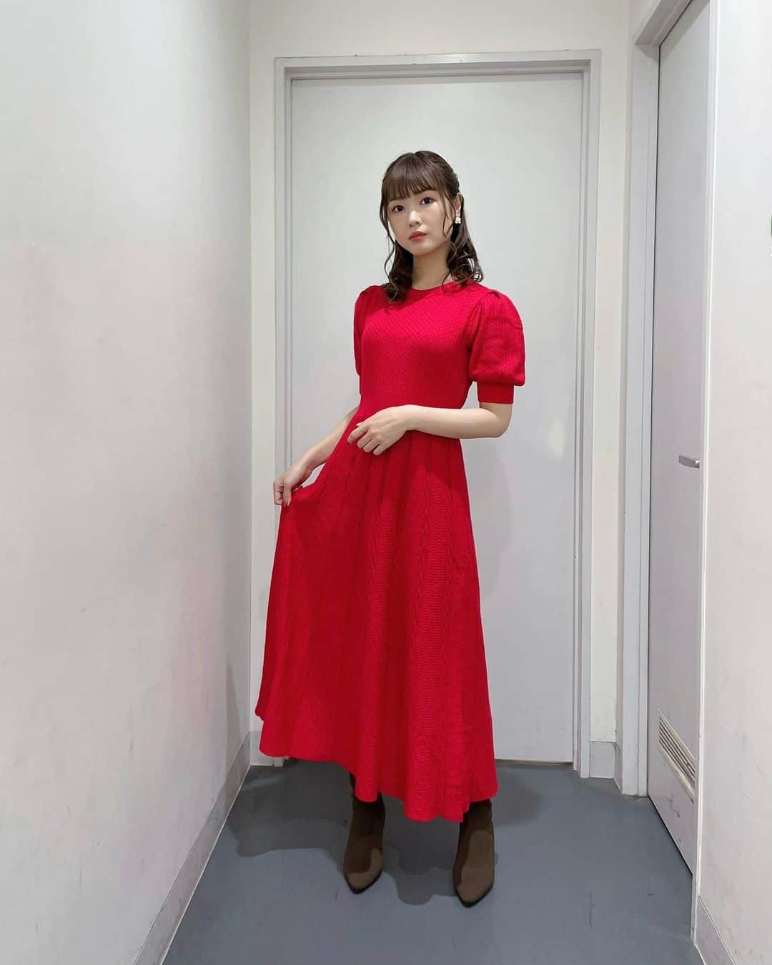 渕上舞のインスタグラム：「赤。  #1000ちゃん #渕上舞 #andcouture ワンピース」