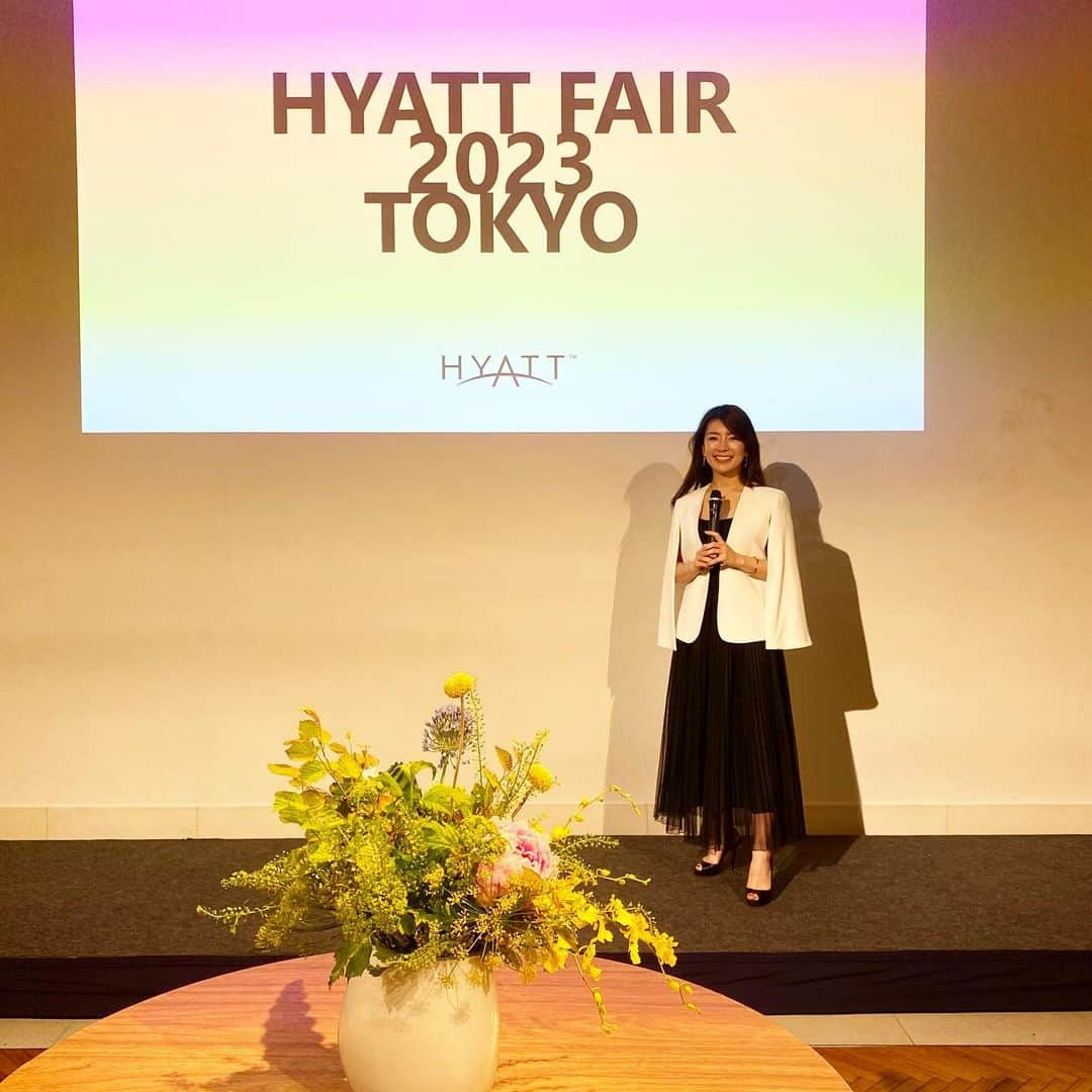 三浦マキのインスタグラム：「Thank you for having me as MC every year!!  今年も世界各国のHyattのトップの方々が集うHyatt FairのMCをさせていただきました🎤  英語の原稿もあるので、MCをする度に英語もっと頑張らねばと思わせてくれる大事な会…  そしてMCをさせていただく度に、益々ハイアットグループのファンになります♥️  今年は絶景の @andaztokyo にて🗼💫  #Hyatt #MC #andaz #andaztokyo  #party #アンダーズ  #アンダーズ東京 #フリーアナウンサー #🎤」