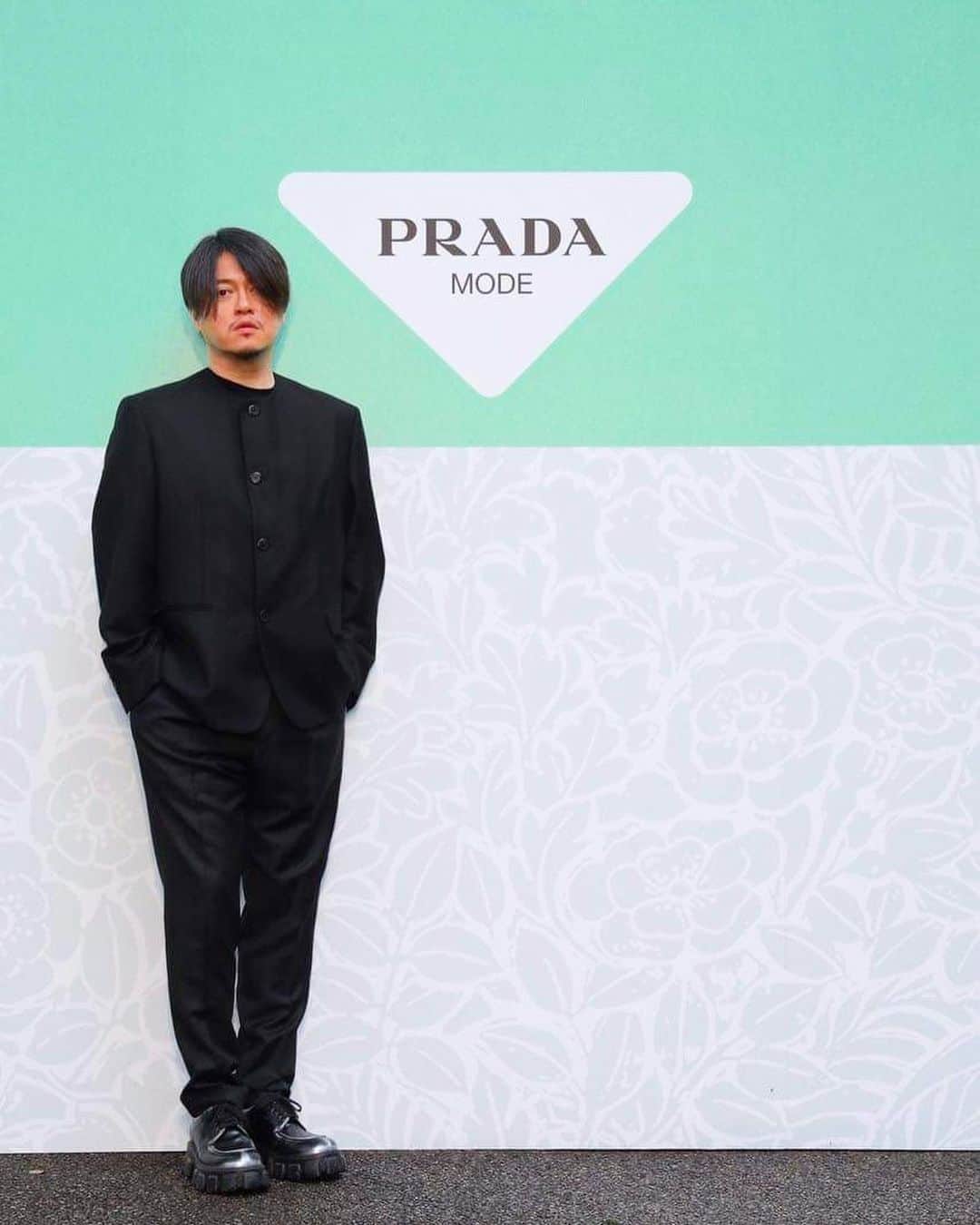 渋谷慶一郎のインスタグラム：「PRADA MODE、すごく楽しかった！初日は日本庭園の池に向かってProphet5と24チャンネルスピーカーによるマルチチャンネル・ライブ、２日目はアンドロイド・Alter4とGPTを駆使したライブ「Garden of Android」と小説家・朝吹真理子と対談。また、両日に渡って日本庭園に24チャンネルのサウンドインスタレーションも展示させて頂いて非常に充実した二日間になりました。誘ってくださった妹島和世さんと事務所及びSANAAの皆さま、こちらのリクエストに全力で応えてくれて素晴らしいパフォーマンスを実現してくださった @prada と @kennedyldn の皆さま、そして固唾を飲んでライブを聴いてくれた皆さまとパフォーマンスを支えてくれた僕のチーム、スタッフに心からの感謝を。すべてはアンドロイドの台座を妹島さんが作ってくれて「地に足が着いた」ことから始まりました。同時に初日は50歳の誕生日と重なって嬉しかった！素晴らしい記念日をプレゼントしてくれた妹島さんとPRADAに改めて感謝します。  PRADA MODE was fun! I had a multi-channel live performance with Prophet5 and 24-channel speakers facing the pond in the Japanese Garden on the day 1, and on the day 2, a live performance "Garden of Android" with Alter4 and GPT. Lastly there was a talk session with Mariko Asabuki, a novelist. Also exhibited a 24-channel sound installation in the Japanese garden too. I would like to thank Ms. Kazuyo Sejima, her office, and SANAA for inviting me, PRADA and @kennedy for string supports to make performances realize perfect way. And to everyone who listened to the live performance with your focus. It all started when Ms. Sejima made the android pedestal which makes android “down to earth". At the same time, I was happy that the first day coincided with my 50th birthday! Thanks again to Ms. Sejima and PRADA for giving us this wonderful anniversary.  #pradamode」
