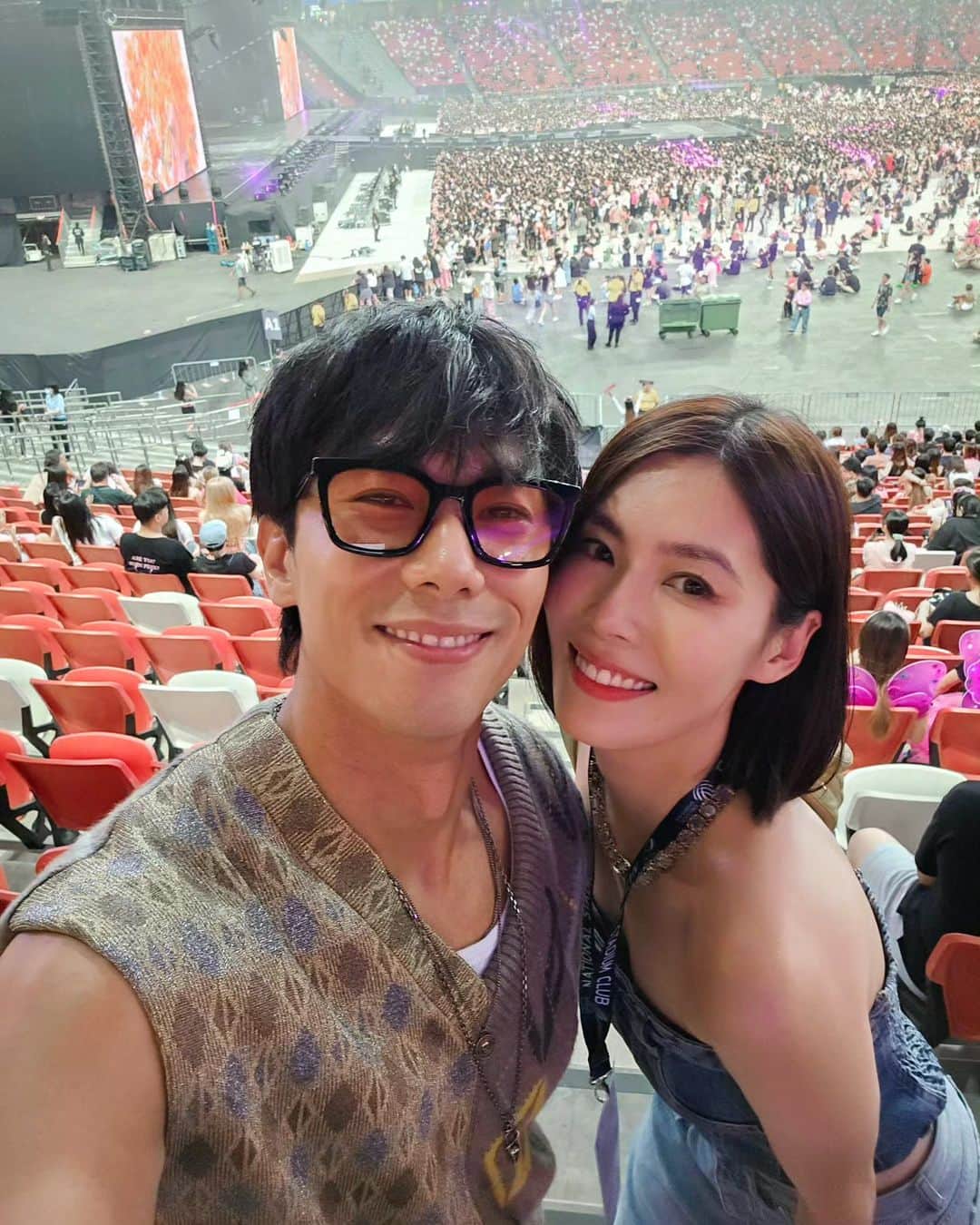 デスモンド・タンのインスタグラム：「BLINK MODE ON! 🩷🖤 We started grooving to @blackpinkofficial 1st album on filming sets years ago.. and here we are at their concert! We are certified Blink! 🤣 Thank you @carriewst for bringing me into the world of BP! Happy mother's day! 😜😜 🤣🤣 DDU-DU-DDU-DU~  #blackpink」