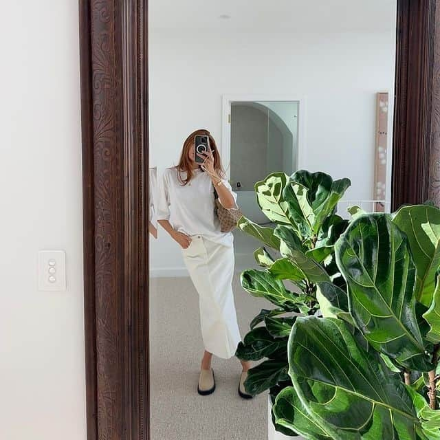 Beginning Boutiqueさんのインスタグラム写真 - (Beginning BoutiqueInstagram)「'Fit check queen 👑  @_alexdavidson styles our new Isla White Denim Midi Skirt and Remi Nude Puffer Jacket for some effortlessly gorg Autumn outfit inspo 🍂」5月14日 18時30分 - beginningboutique