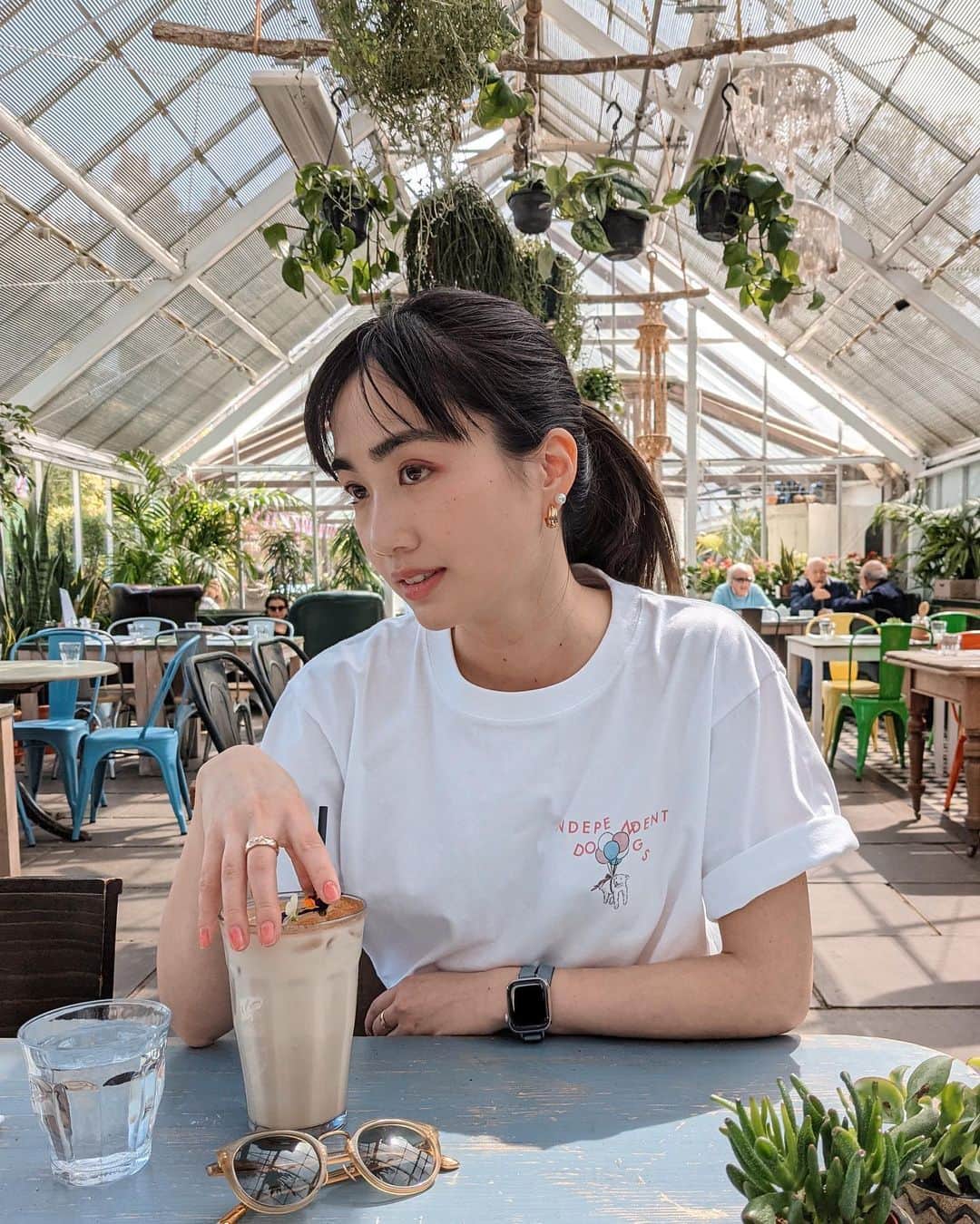 渡邉香織のインスタグラム：「温室とかガラスの天井が大好物🥹今週木曜発売💭  INDEPENDENT DOGS 2023 TEE is out this Thursday 🍣International shipping will start this summer🌍」