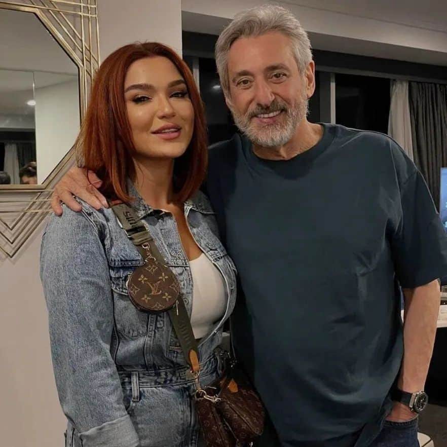 Ebiのインスタグラム：「. در کنار پگاه خانم عزیز، هنرمند جوان و خوش صدایی که در شهر سیدنی افتخار آشنایی باهاشون رو داشتم، بهترین ها رو برای ایشون و تک تک شما مهربانان آرزو میکنم ❤️ @pegah_panah_official  . #Ebi #Sydney」