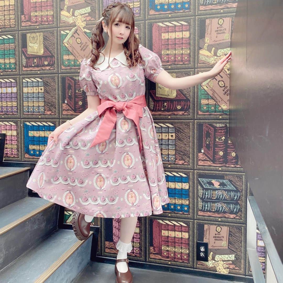 伊藤芽衣のインスタグラム：「先日、派手に転んで 足をけがしてしまったから まだ着れてないのだけど＊ ⁡ Q-pot.さんの @qpot_official  展示会でオーダーしていた ワンピース 届きました♡ ⁡ はやく着たいな♡ 楽しみです…！ ⁡ （前回、アップし忘れたお写真♡） ⁡ #qpot  #キューポット  #ガーリーコーデ  #ガーリーファッション」