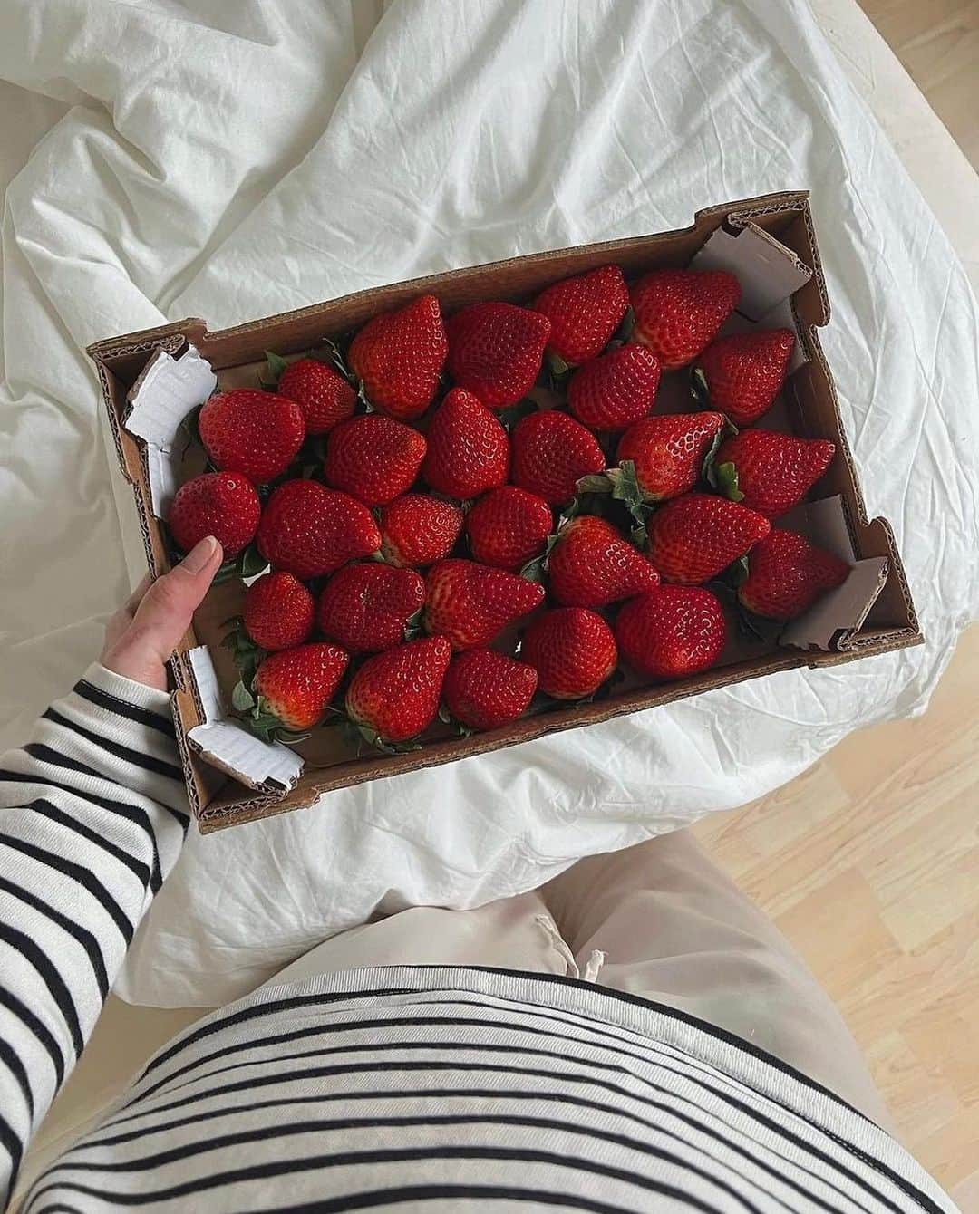 ELLE Polandさんのインスタグラム写真 - (ELLE PolandInstagram)「„S” goes for #sundays & #strawberries 🍓 Repost @aymorr」5月14日 18時32分 - ellepolska