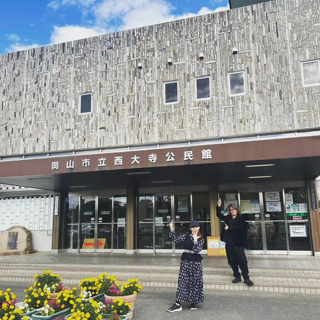 atsukoのインスタグラム：「岡山凱旋ライヴまで1週間きった！ こちらは二日目の会場、西大寺公民館。 何度もピアノの発表会でステージに立ちました。 横の土手を上がると吉井川が見えるよ。  私のオススメ！ 地元のお菓子、シガーフライ。 素朴なビスケット。スーパーにあるとおもう。  西大寺のクラフトビールもよろしく🍺  #angela_jpn #angela_20th #atsuko #animesong #岡山西大寺」