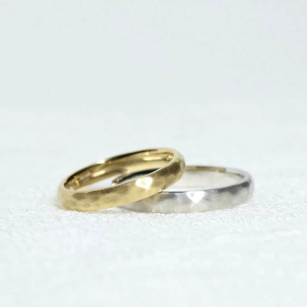 ith / イズ オーダメイド結婚指輪さんのインスタグラム写真 - (ith / イズ オーダメイド結婚指輪Instagram)「“薫風”は、初夏に若葉の香りを漂わせる南風。 まさにこの季節に吹く風の名前です。 　　 ithには、そんな薫風をモチーフにした 槌目模様の結婚指輪があります。 　　 丸みを帯びた凹凸は暖かな日差しを、 ヤスリで施されたセミマットな質感は 流れる風を表現しています。 　　 職人が手仕事で生み出すかたちの ナチュラルな親しみやすさが魅力で、 丁寧に生み出される大きさの異なる槌目模様は 一期一会の仕上がりです。 　　 ぜひ、アトリエで手に取って 薫風の風合いをお楽しみください。 　　 　　　 　　ith福岡天神  岩崎 　　 　　 ▽ この指輪のBlog記事 https://www.ateliermarriage.com/column/fukuoka/84354 　　　 ▽ ithのアトリエはこちら(実店舗) https://www.ateliermarriage.com/access/   ▽ ith オンラインストア(ECストア) https://www.ateliermarriage.com/online_store/  　 ▽ オンライン相談(WEB接客) https://www.ateliermarriage.com/online_atelier/」5月14日 13時10分 - ith_marriage