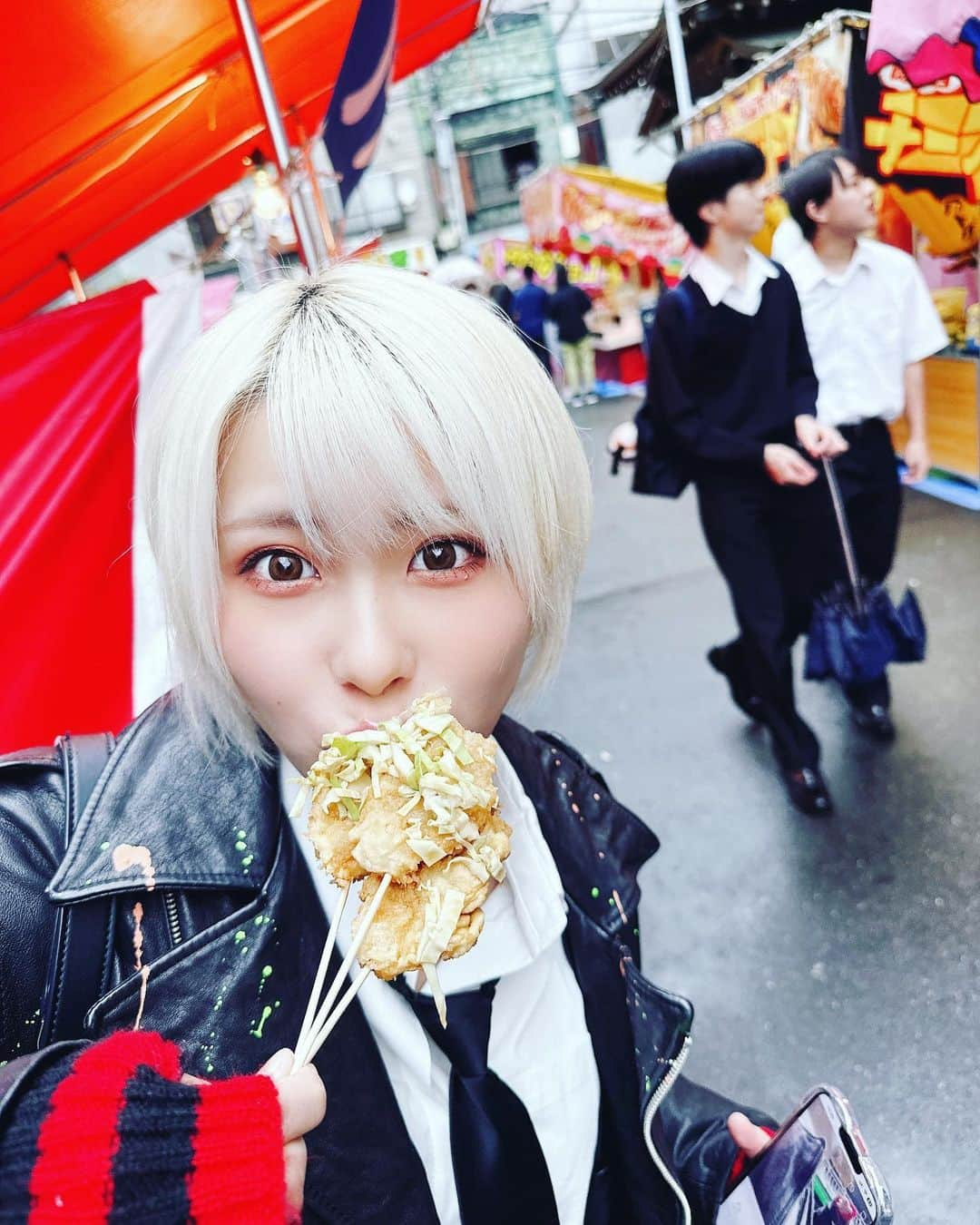 塚田綾佳さんのインスタグラム写真 - (塚田綾佳Instagram)「下谷のお祭り〜♡♡  #フライ って知ってる？  3個一気喰いっっ！！  ー #あやぽんコーデ #ぽん散歩 #ぽんさんぽ　#お散歩 #下谷神社大祭 #下谷グルメ #下谷神社  #彼女とデートなうに使っていいよ #SNS用レンタル彼女 #SNSレンタル彼女 #金髪ショート」5月14日 13時11分 - tsukada_ayaka