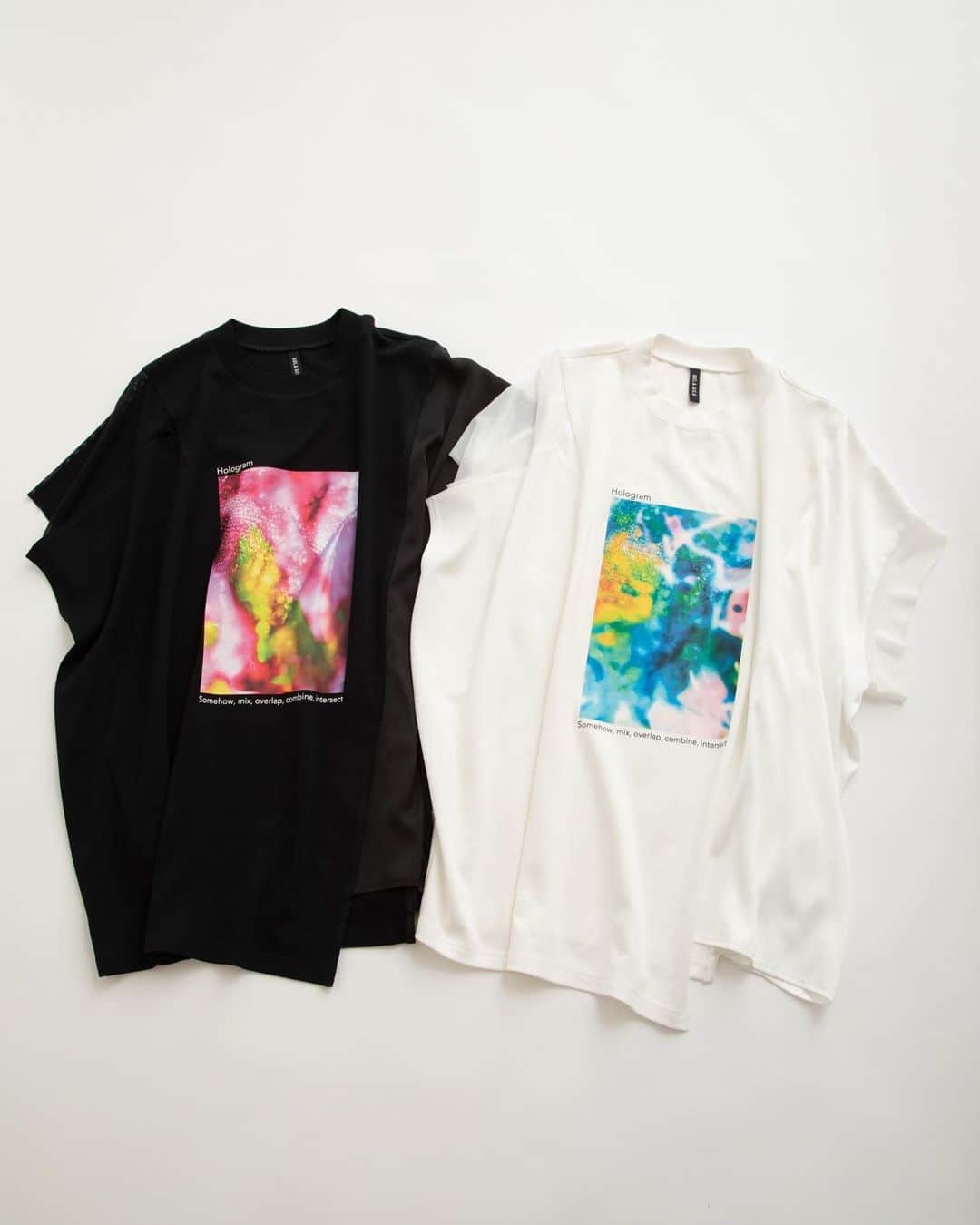 AULA AILAのインスタグラム：「【2023 HIGH SUMMER COLLECTION】  HOLOGRAM PHOTO T-SHIRT COLOR WHITE×BLUE/BLACK×PINK SIZE 0 ¥16,500  今季のシーズンテーマ“Hologram”をイメージしたフォトプリントTシャツ。 メタリックやオーロラの素材に光を当てて撮影した写真にカラーを混ぜ、重ねたりしてグラフィック加工しました。  見頃はコットンスムース生地を斜めに切り替え、左脇見頃にはサテン、右肩、左袖口にはチュールをアシンメトリーに、リメイク風にコンビネーションしたデザイン。 横に幅広いオーバーサイズのたっぷりしたシルエットとグラフィックが目を惹くTシャツ。  ✔️AULA AILA OFFICIAL WEB STOREにて HIGH SUMMER COLLECTIONアイテム展開中！」