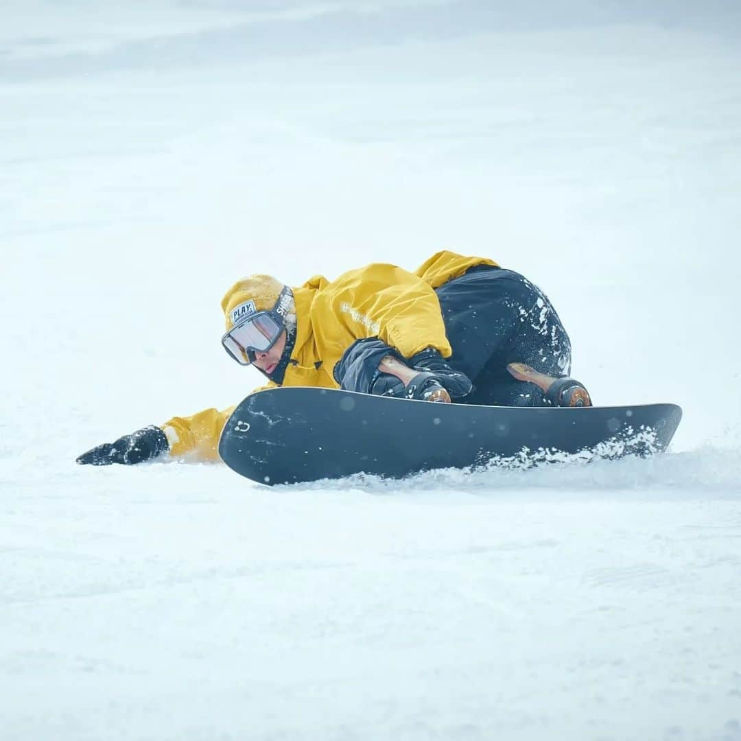 岡本圭司のインスタグラム：「今シーズンは3月12日のスペインでRIDE OUT。 大好きな春スノーボードが楽しめなかったのが心残りやけど、来シーズン滑るために毎日ハードにリハビリしてます。 ただ今yukiyama×SLABのシーズンアウトキャンペーンも開催中ですので、皆もyukiyamaアプリからRIDEOUT画像を生成して、シェアしてみてください。 SLABのナイスな賞品が当たります🤙 #yukiyama #slab #RIDEOUT  Photo by @tonko345」