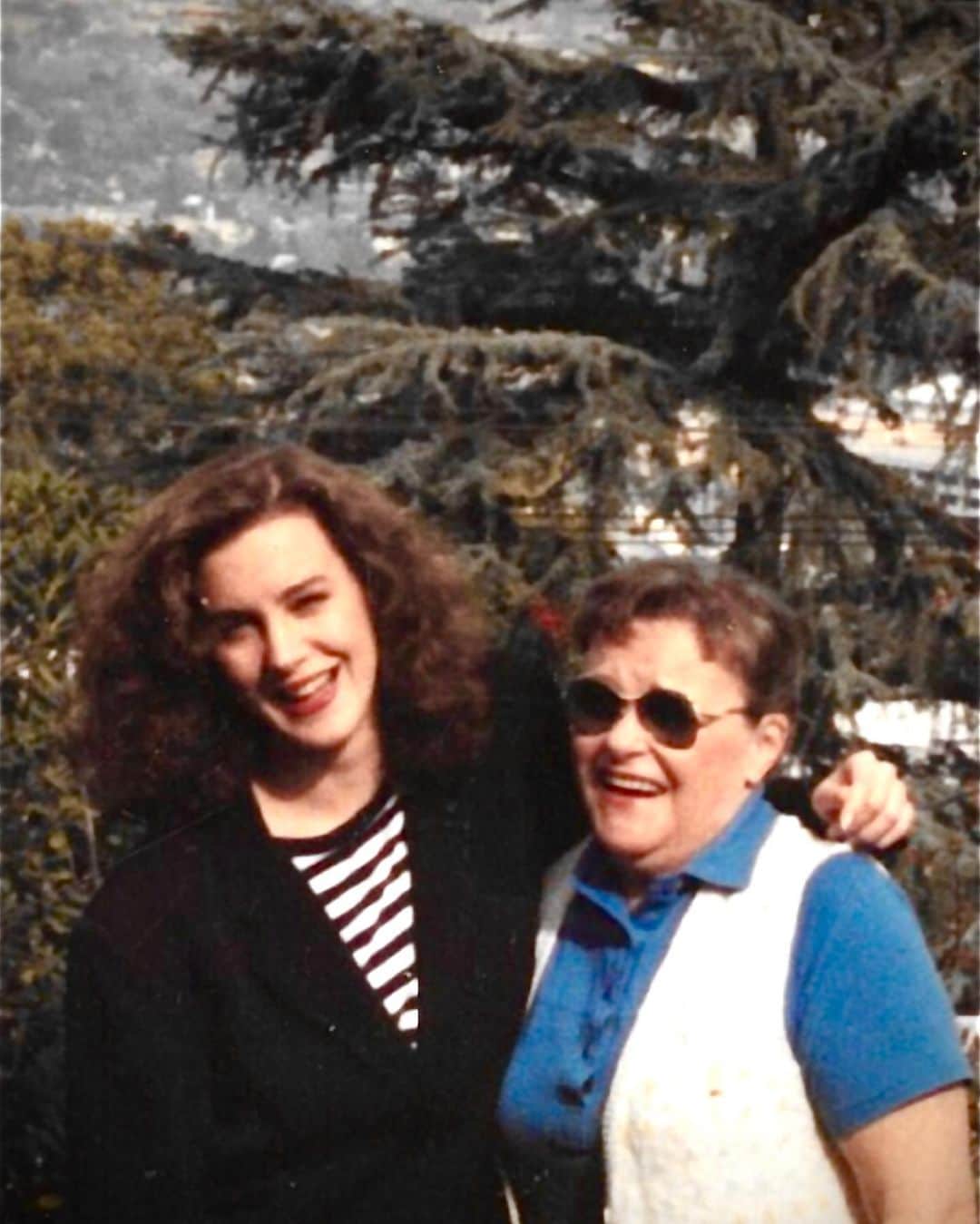 エリザベス・パーキンスのインスタグラム：「Mom, you’re still the funniest person I’ve ever known. Miss you on Mothers Day, but every day, really. Happy Mothers Day to all the hard working, hard loving, complicated and funny Moms. May we think of you and celebrate you every day. ♥️♥️♥️」