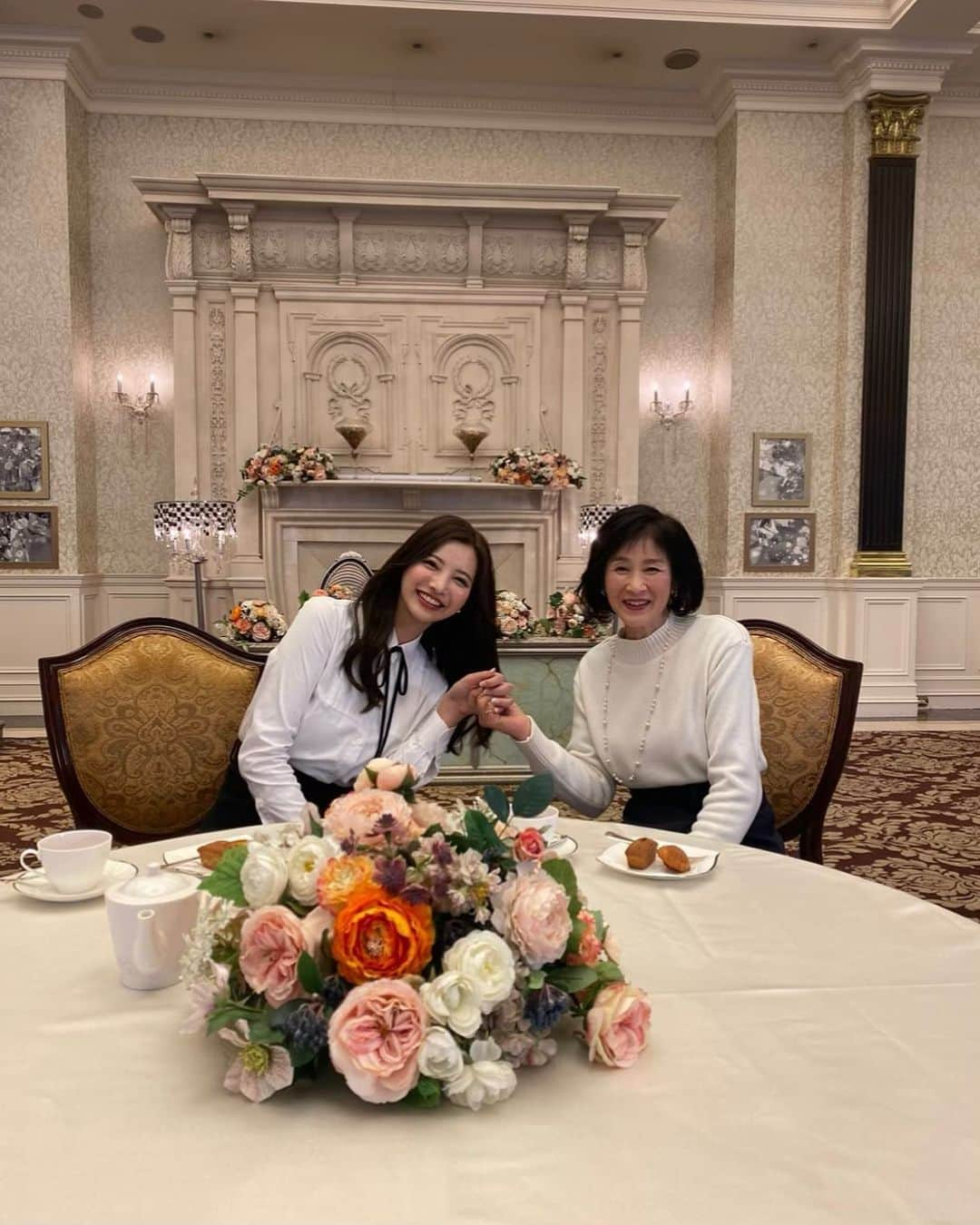 尾﨑美紀さんのインスタグラム写真 - (尾﨑美紀Instagram)「Thank you for everything and for giving me life💗🤝🏻Happy Mother's Day💐  バチェロレッテで母も出てくれたので知ってる方も多いかな？の写真🫶🏻 どんな時も応援して味方でいてくれてありがとう💗  #momandme 👭」5月14日 13時29分 - mikiozaki_