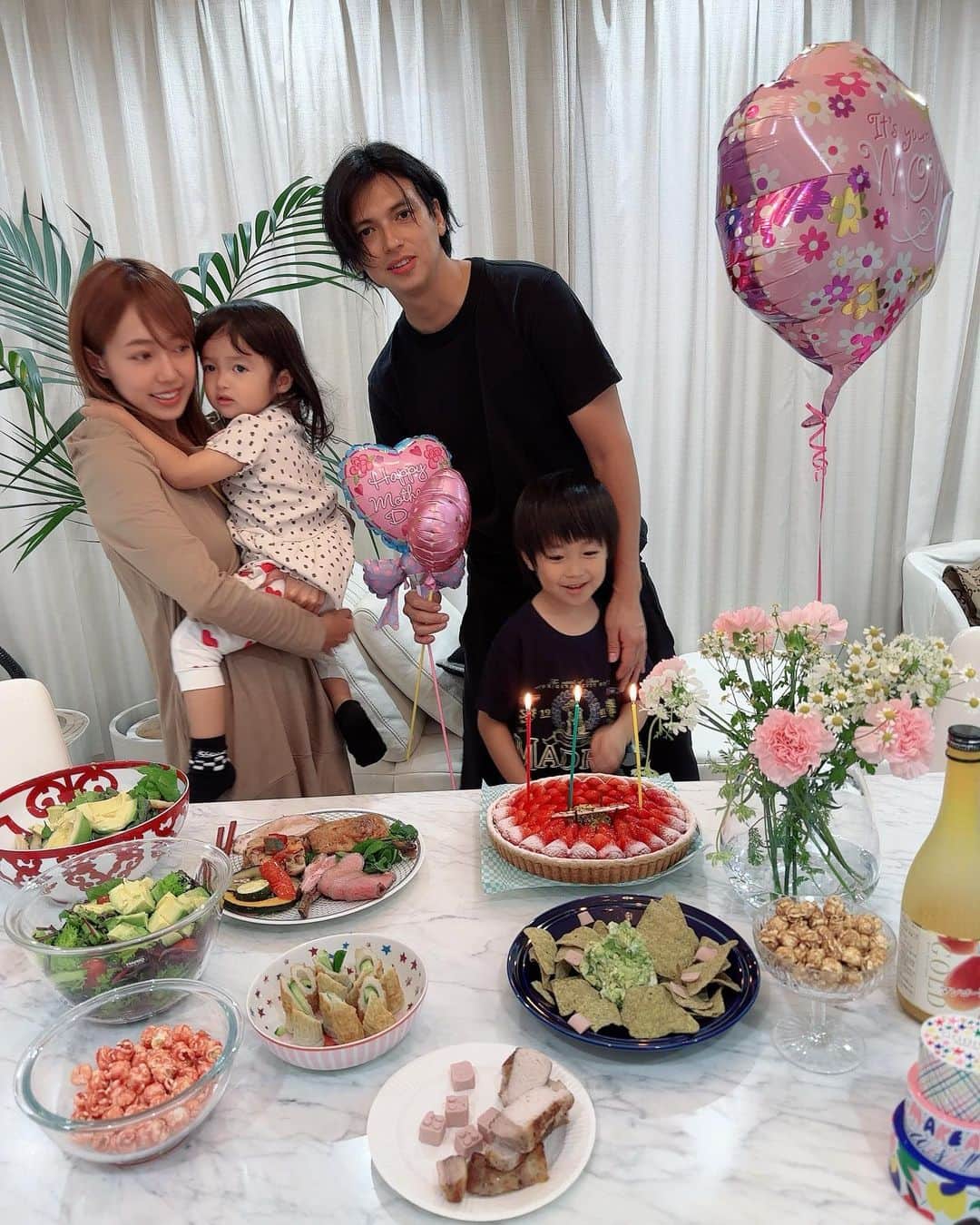 アレクサンダーのインスタグラム：「のんちゃんおかえりなさい 母の日おめでとう❤️ #母の日」