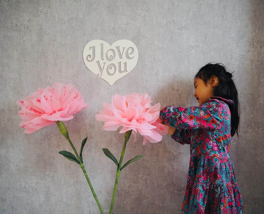 Gフラワー ジャイアントフラワー専門店さんのインスタグラム写真 - (Gフラワー ジャイアントフラワー専門店Instagram)「Happy Mother’s Day  2023.5.14  子供向けのワークショップでは、不織布を使ったカーネーションをおすすめしております。  ランダムに色付けされた花弁がとても素敵ですね。  G+flowerでは、子供向けや大人向け、 人数や用途に合わせてワークショップのご提案をしております。  お気軽にご相談下さい。  素敵な母の日をお過ごし下さい✨  【G+flower】 Twitter @G_Flowerclub HP  https://www.g-flower.club/ ブログ　https://ameblo.jp/giant-flower/ Tel::03-6820-0738(平日9:00〜16:00)  #カーネーション　#ジャイアントフラワーカーネーション #カーネーションのワークショップ　#子供向けワークショップ  #イベントワークショップ #母の日ワークショップ #母の日の贈り物」5月14日 13時26分 - giant.flower