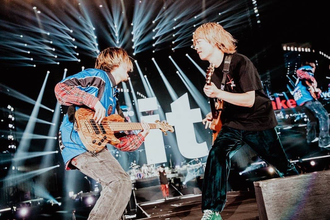 Toru さんのインスタグラム写真 - (Toru Instagram)「もう恋しいなぁ、、あっという間の日本ツアー、またデカくなって帰ってきますよ！！ みんなありがとう🖤 そしてまた会いましょう！！ Japan Tour Final 札幌ドーム🔥🔥 📷 @ruihashimoto そして素晴らしいサポートありがとうございました！！🎹 @gakushi0817 #oneokrock  #luxurydisease」5月14日 13時37分 - toru_10969