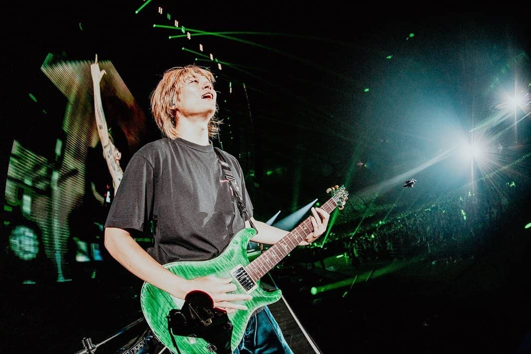 Toru さんのインスタグラム写真 - (Toru Instagram)「もう恋しいなぁ、、あっという間の日本ツアー、またデカくなって帰ってきますよ！！ みんなありがとう🖤 そしてまた会いましょう！！ Japan Tour Final 札幌ドーム🔥🔥 📷 @ruihashimoto そして素晴らしいサポートありがとうございました！！🎹 @gakushi0817 #oneokrock  #luxurydisease」5月14日 13時37分 - toru_10969