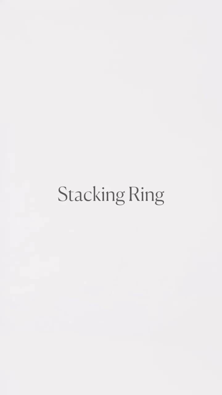 のインスタグラム：「Stacking Collection 単体はもちろん組み合わせて身に着けることで 幾通りものスタイリングが楽しめる スタッキングリング  それぞれは繊細でいて そして構築的なデザインの魅力を持つリングたちは 数本の指に着けてそれぞれのデザインを楽しんだり １本の指につみ重ねてカジュアルさを演出したり  これからの日差しを楽しむ季節に映える PASTIERRAからの新しいコレクションです」